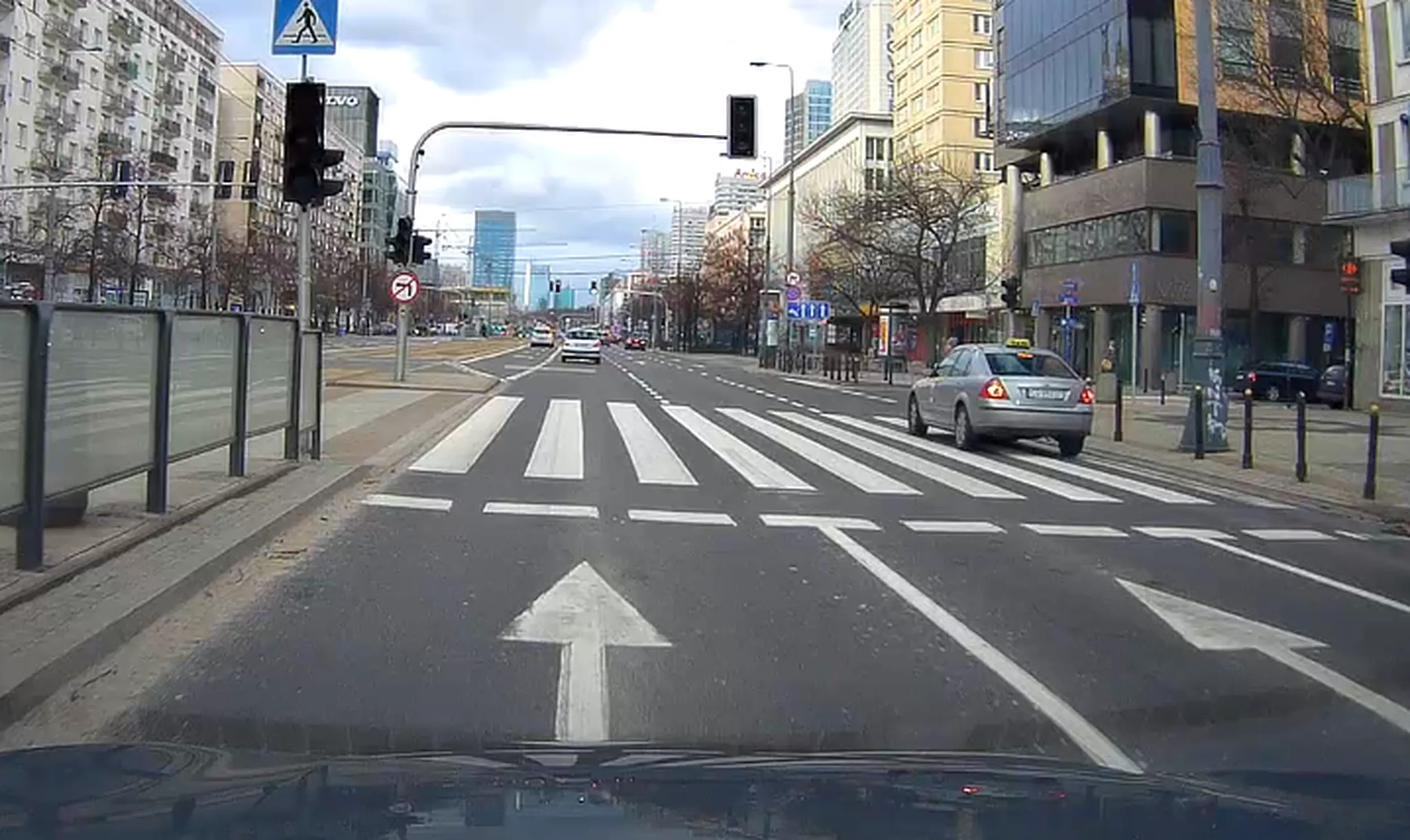 Raczej: dzieci wybiegają zza taksówki stojącej na przejściu dla pieszych...