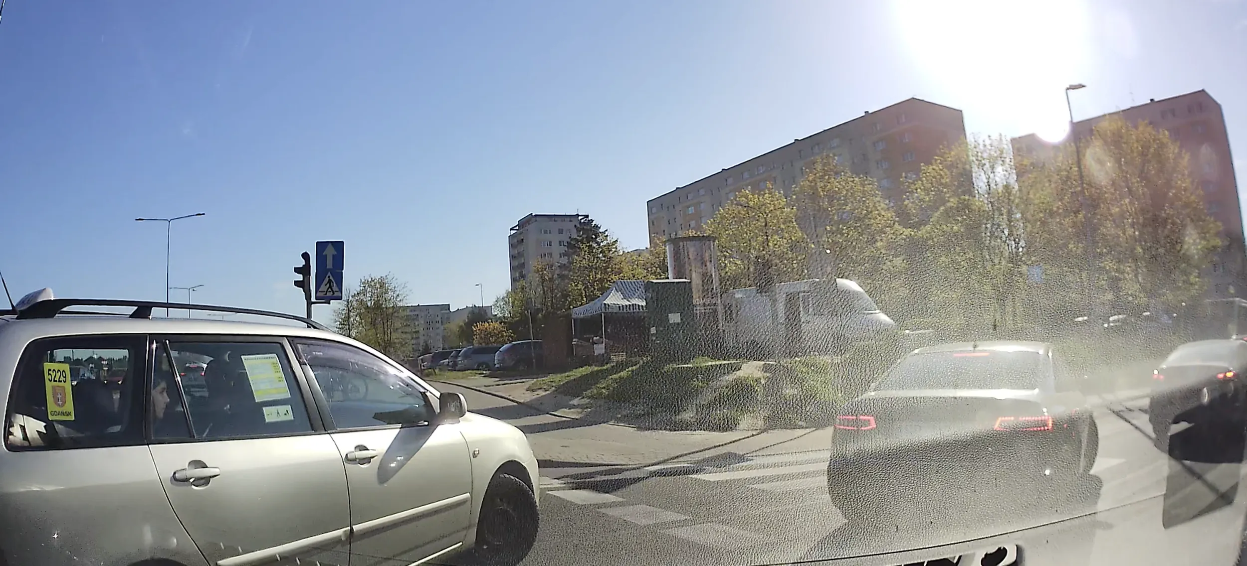 Z lewego służącego do jazdy na wprost Sasza wali w prawo pod prąd i prosto pod autobus. W samochodzie pasażerka, zapewne z aplikacji typu bolt/uber. Filmik zostawiam sobie na pamiątkę. Do taczki a nie za fajerę...