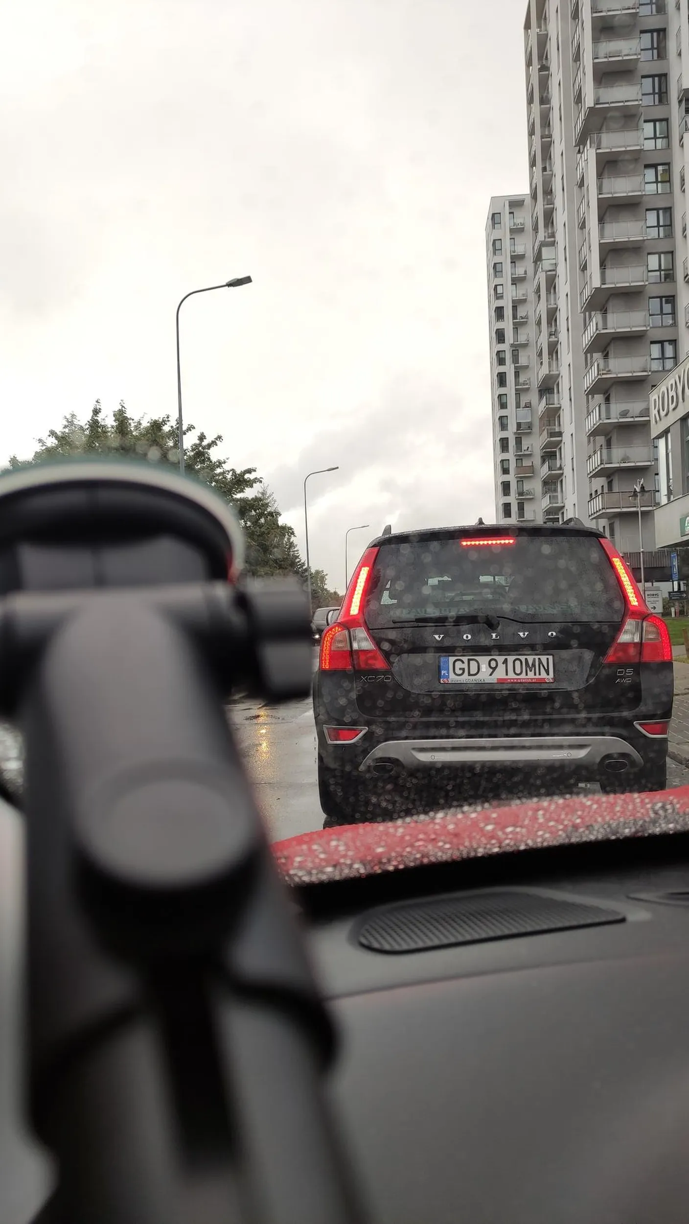 Koleś wymusza pierwszeństwo przejazdu na rondzie prawie powodując stłuczkę a do tego mówi żeby go nie pouczać bo "jest instruktorem". Śmiech na sali.