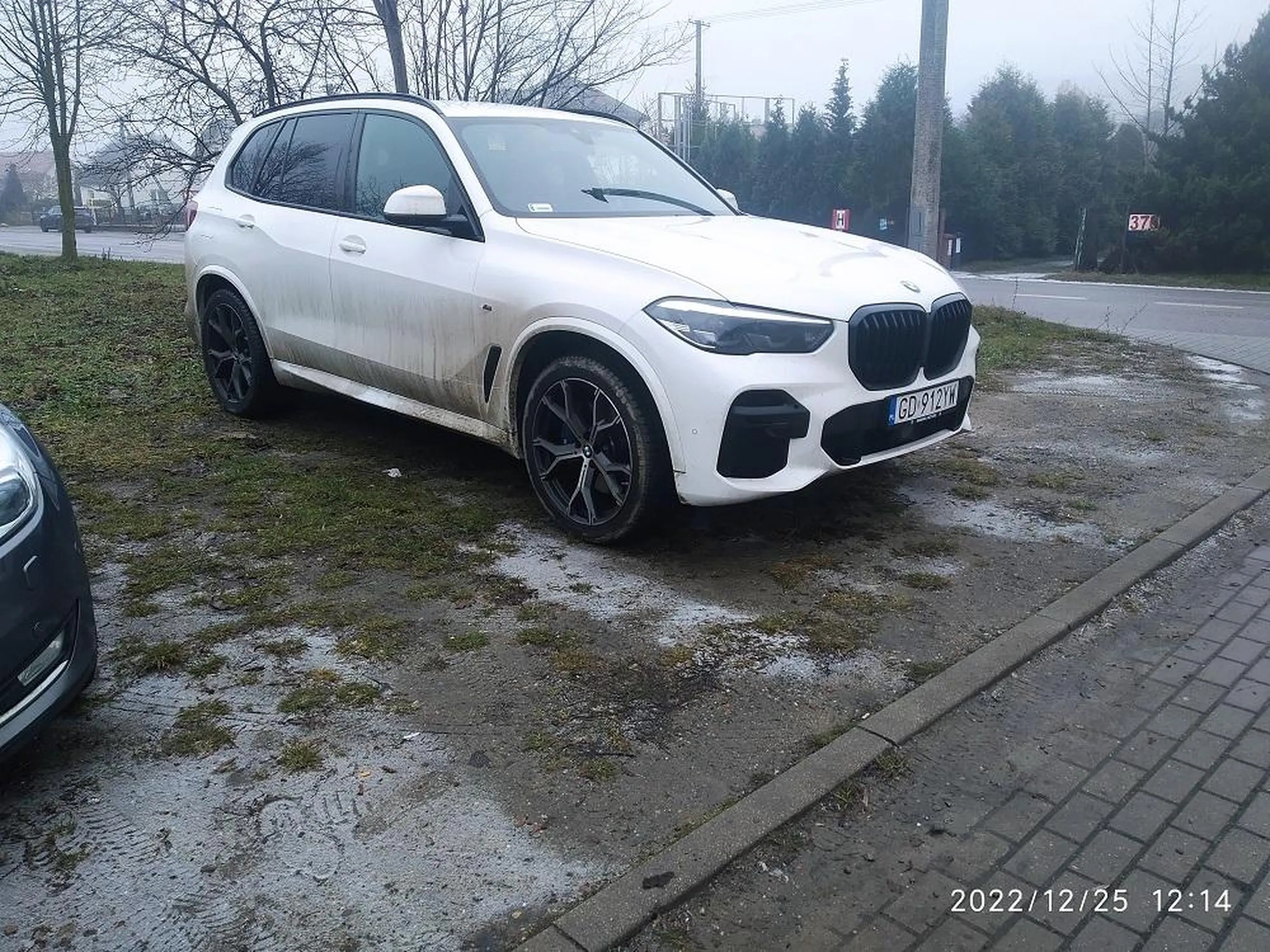 to jest trawnik a nie miejsce parkingowe ciulu