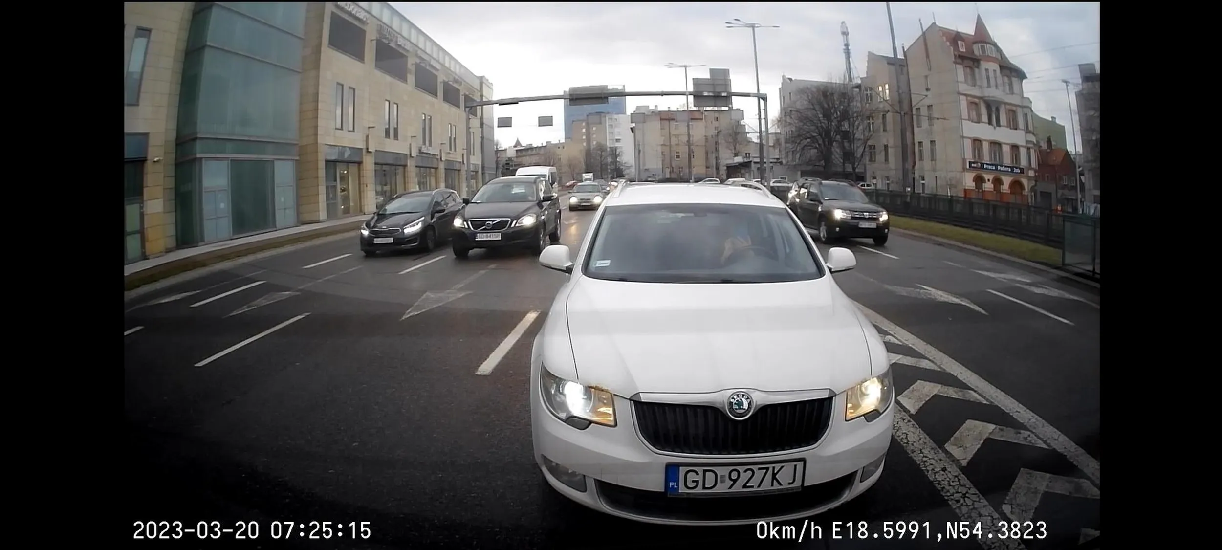 Pani używa telefonu podczas jazdy, nagranie wysłane na policję ;)