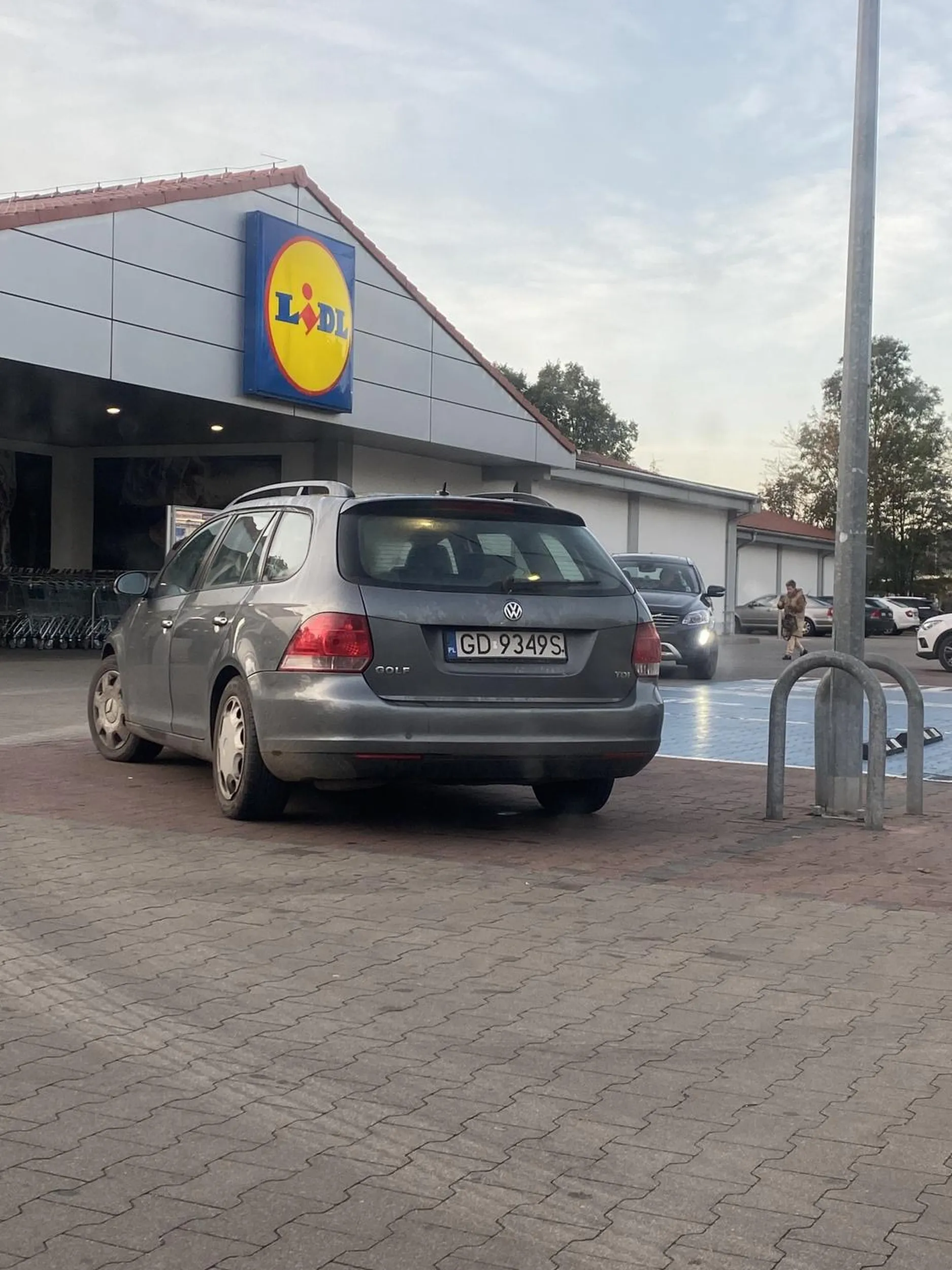 Plakietka inwalidy zwalnia z używania rozumu… dwa zwykłe miejsca zajęte pomimo, że obok jest to, na którym powinien stać ów zjeb…