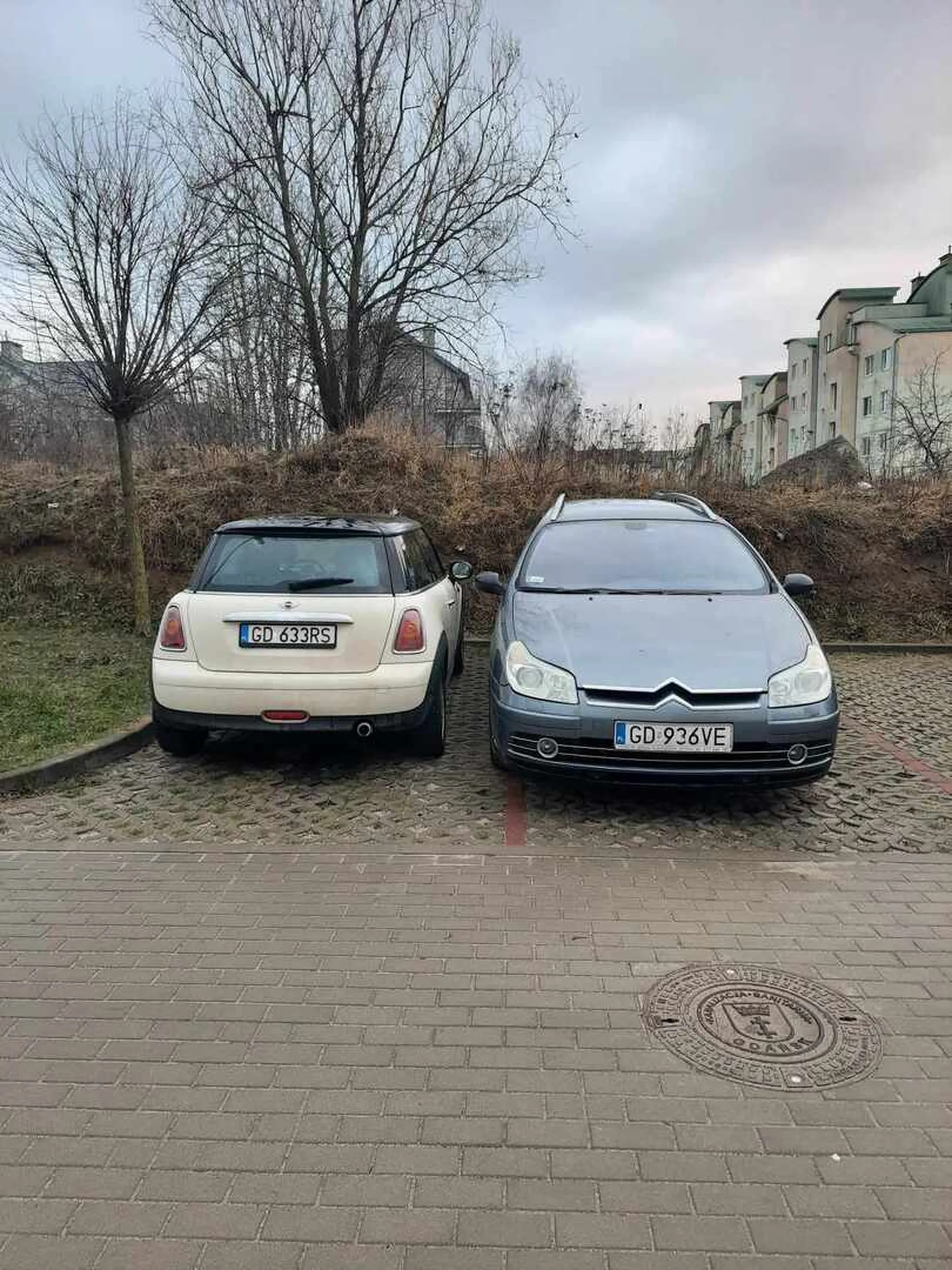 Cymbał po raz drugi parkuje w ten oto sposób, mając wokół siebie pełno wolnych miejsc :)