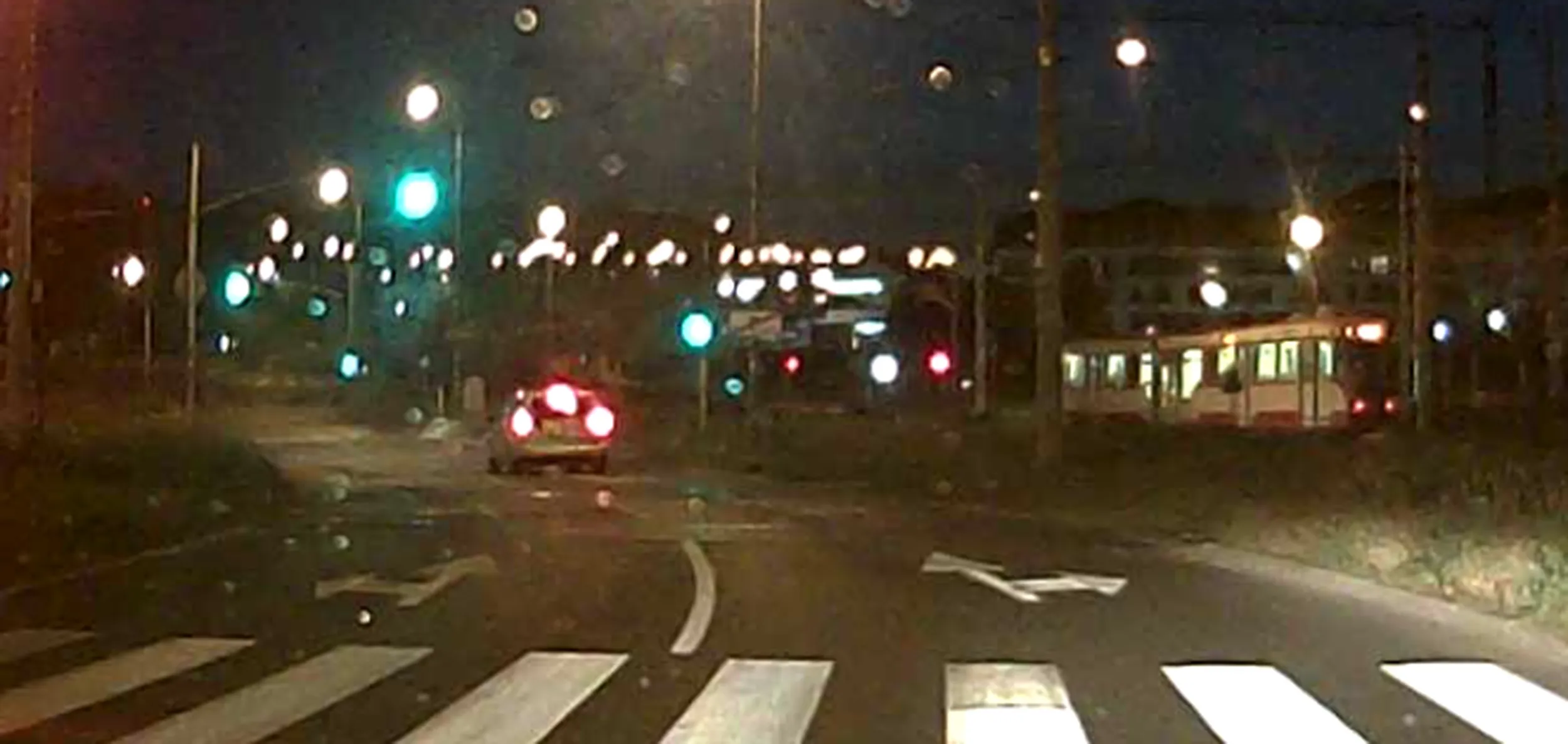 Kolega przejechał przez czerwone światło i tory, chwilę przed przejazdem tramwaju, po czym zasnął na zielonym :) Nie wiem czy nie na podwójnym gazie, bo mi cwaniaczek zwiał