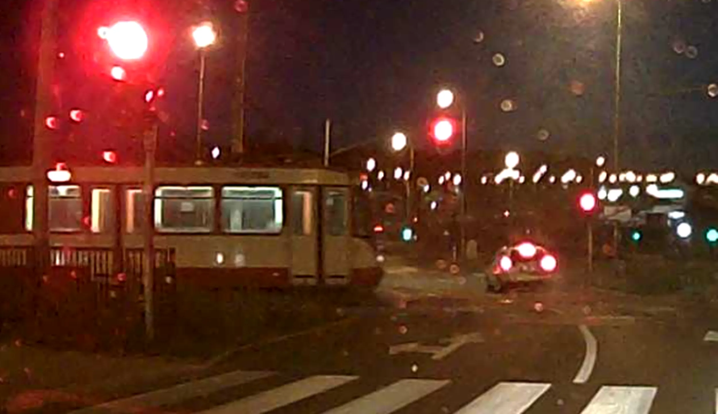 Kolega przejechał przez czerwone światło i tory, chwilę przed przejazdem tramwaju, po czym zasnął na zielonym :) Nie wiem czy nie na podwójnym gazie, bo mi cwaniaczek zwiał