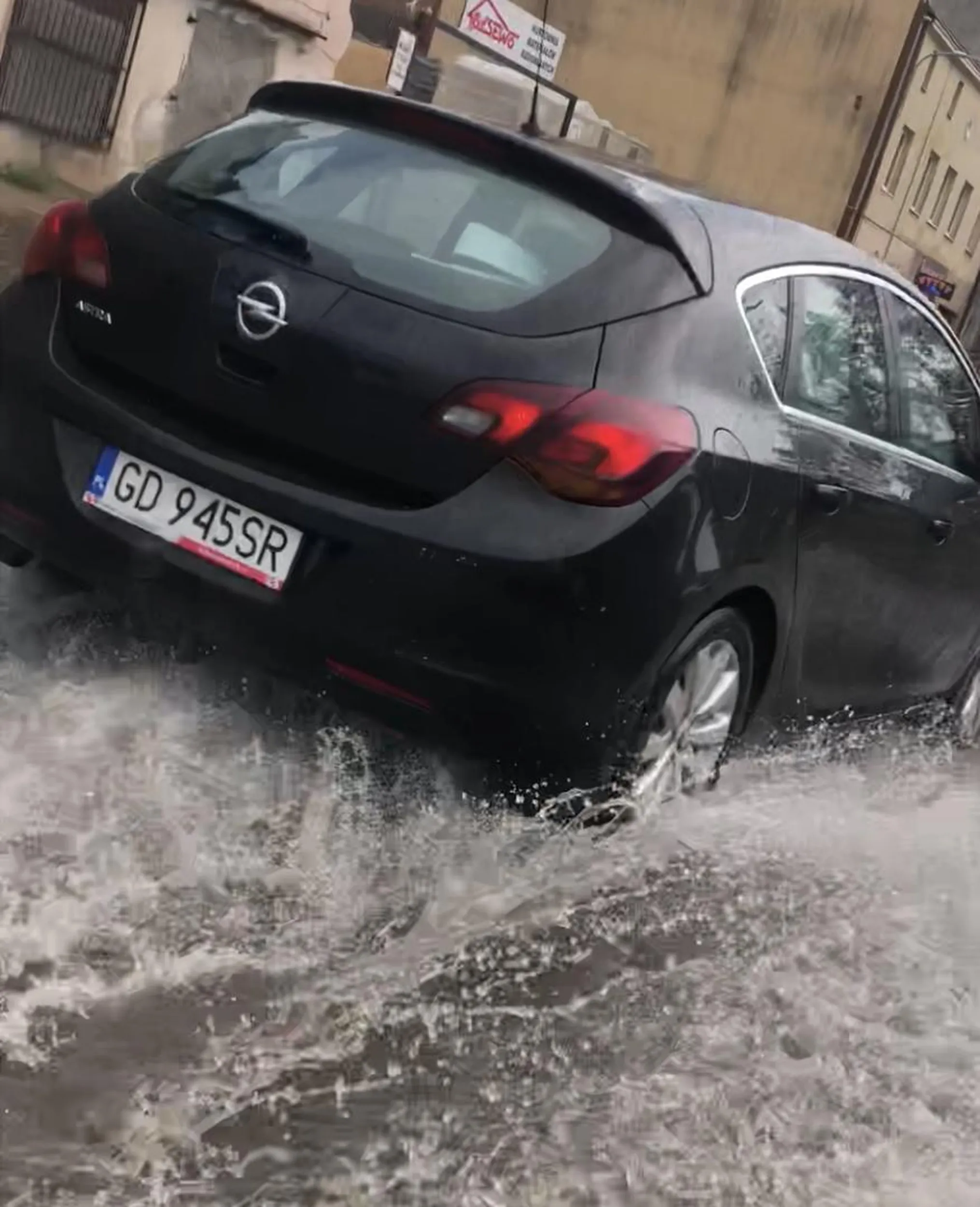 Auto zyskało umiejętności pływackie