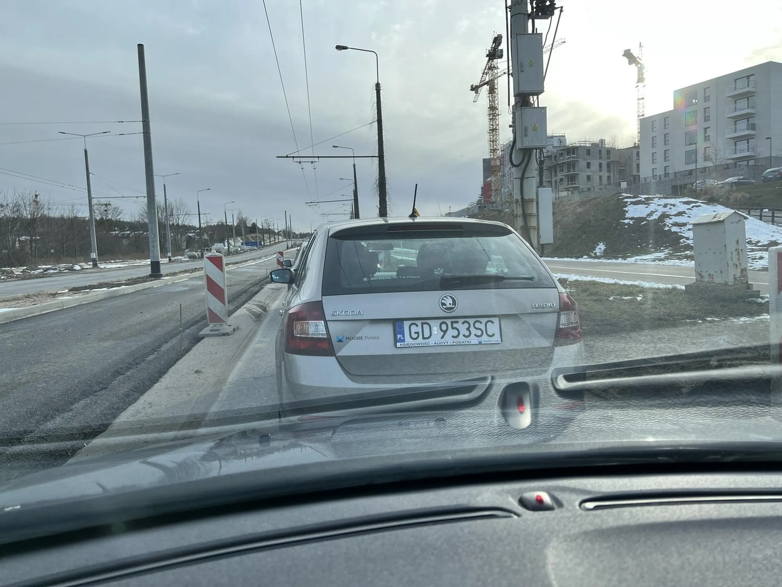 Brawo pani blondynko, ktora coś słyszała o jeździe na zamek, ale totalnie jeszcze nie dotarło jak to robić. Krzyki przez zamknięte okna naprawdę nic nie dają, a jak juz pani chce obetrzeć swoje auto, to proponuję o jakąś własną ścianę, a nie wymuszając na mnie pierwszeństwo - swoim brakiem wiedzy