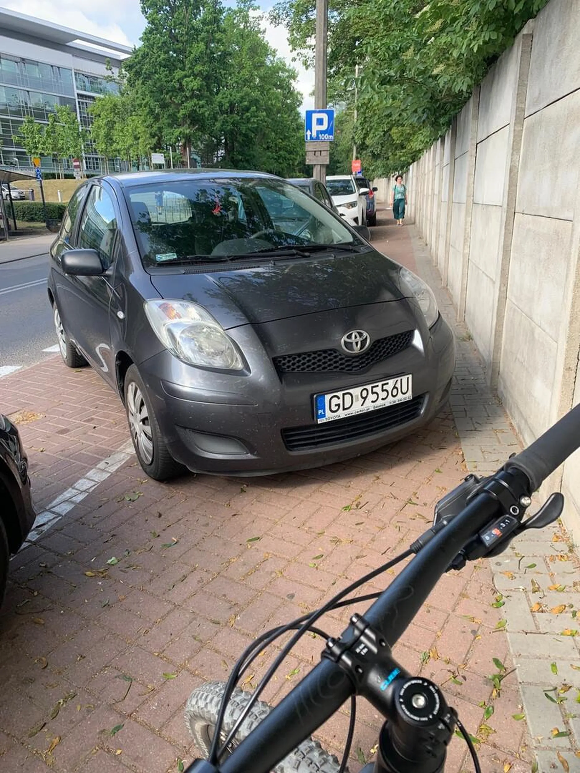 Blokowanie chodnika przy Szpitalu Klinicznym w Gdańsku