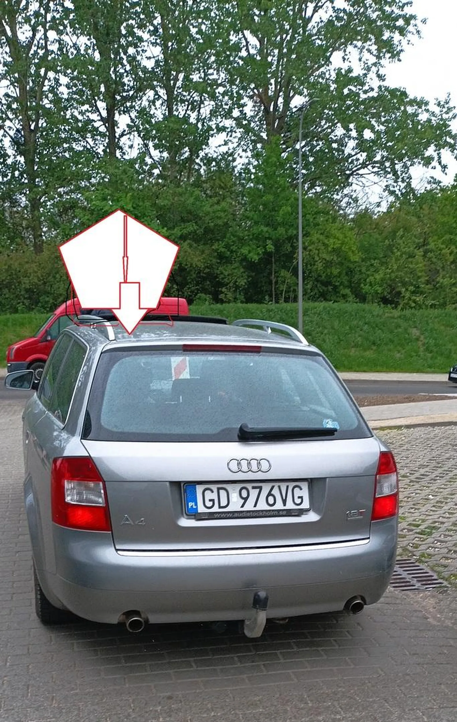 Kierowca od blokowania wyjazdu i pouczania że zdjęcia można sobie w d...e wsadzić jak parkuje. Scheryf z Audii