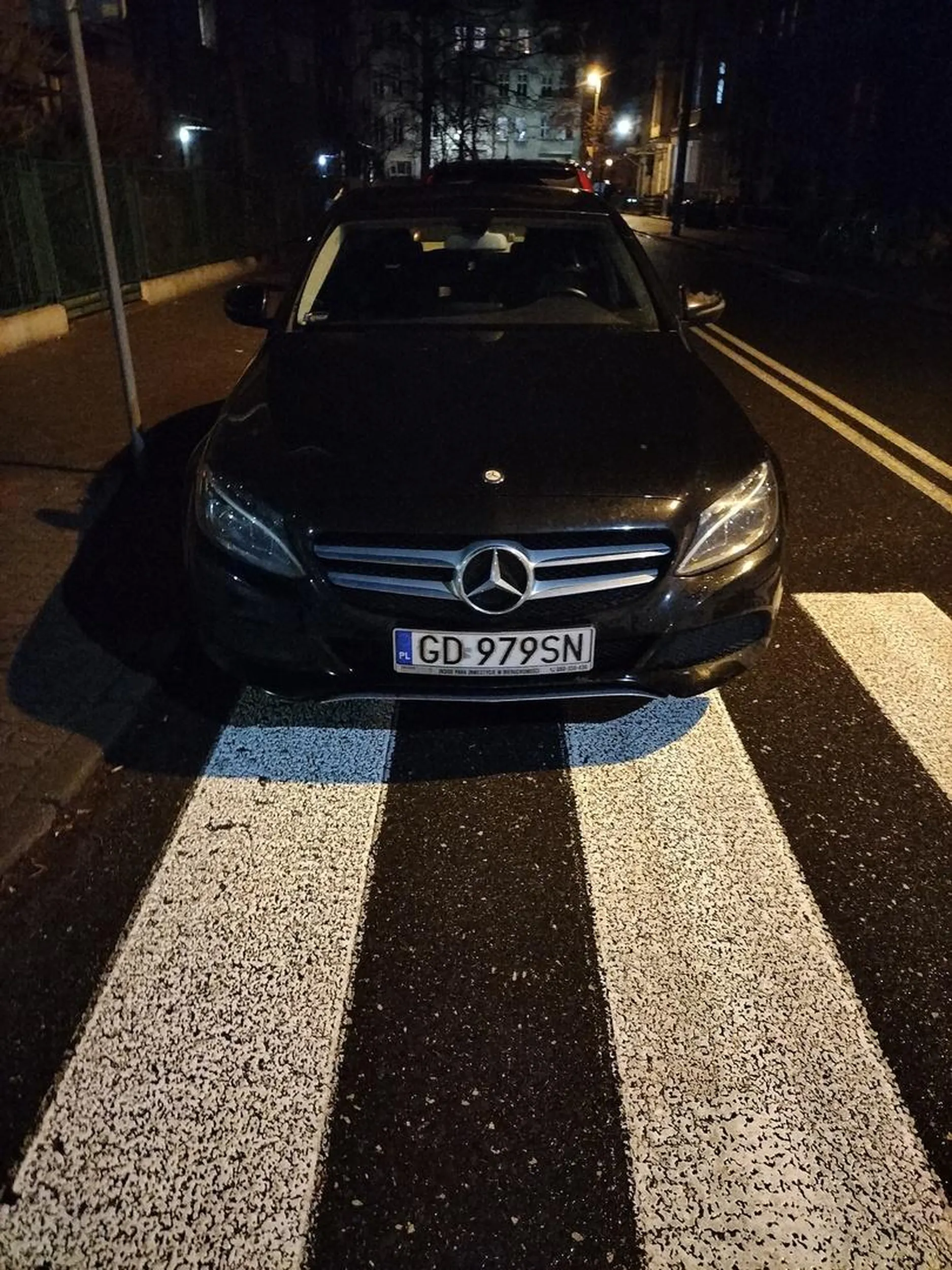 2023.01.13, Toruń, skrzyżowanie ul. Konopnickiej i ul. Krasińskiego, 18:51 Parkowanie na podwójnej ciągłej oraz przejściu dla pieszych.