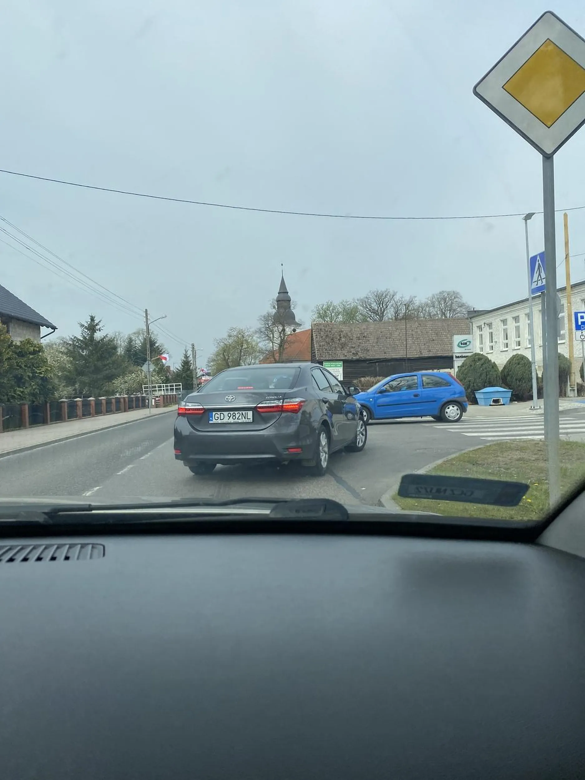 Kierowca jedzie jakby był pod wpływem alkoholu jedzie przez caly czas lewym pasem, już kilkukrotnie prawie stracił lusterko. Nie daje sie wyprzedzić