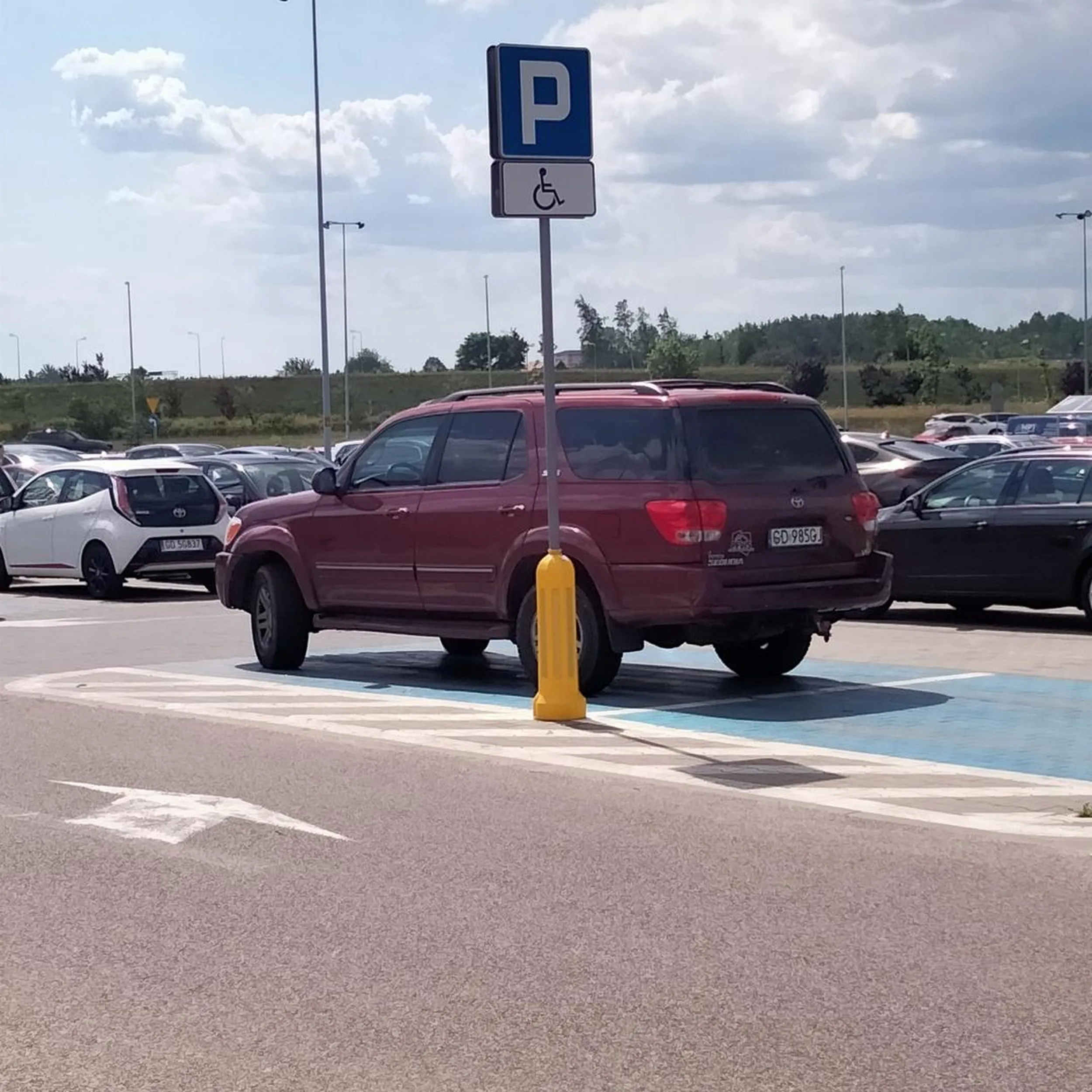 Łysy kawał ch..., pod galerią handlową z piskiem opon niemal potrącił matkę z dzieckiem po czym stanął na miejscu dla niepełnosprawnych. No niby miał jakąś plakietkę ale wątpię w jej autentyczność.