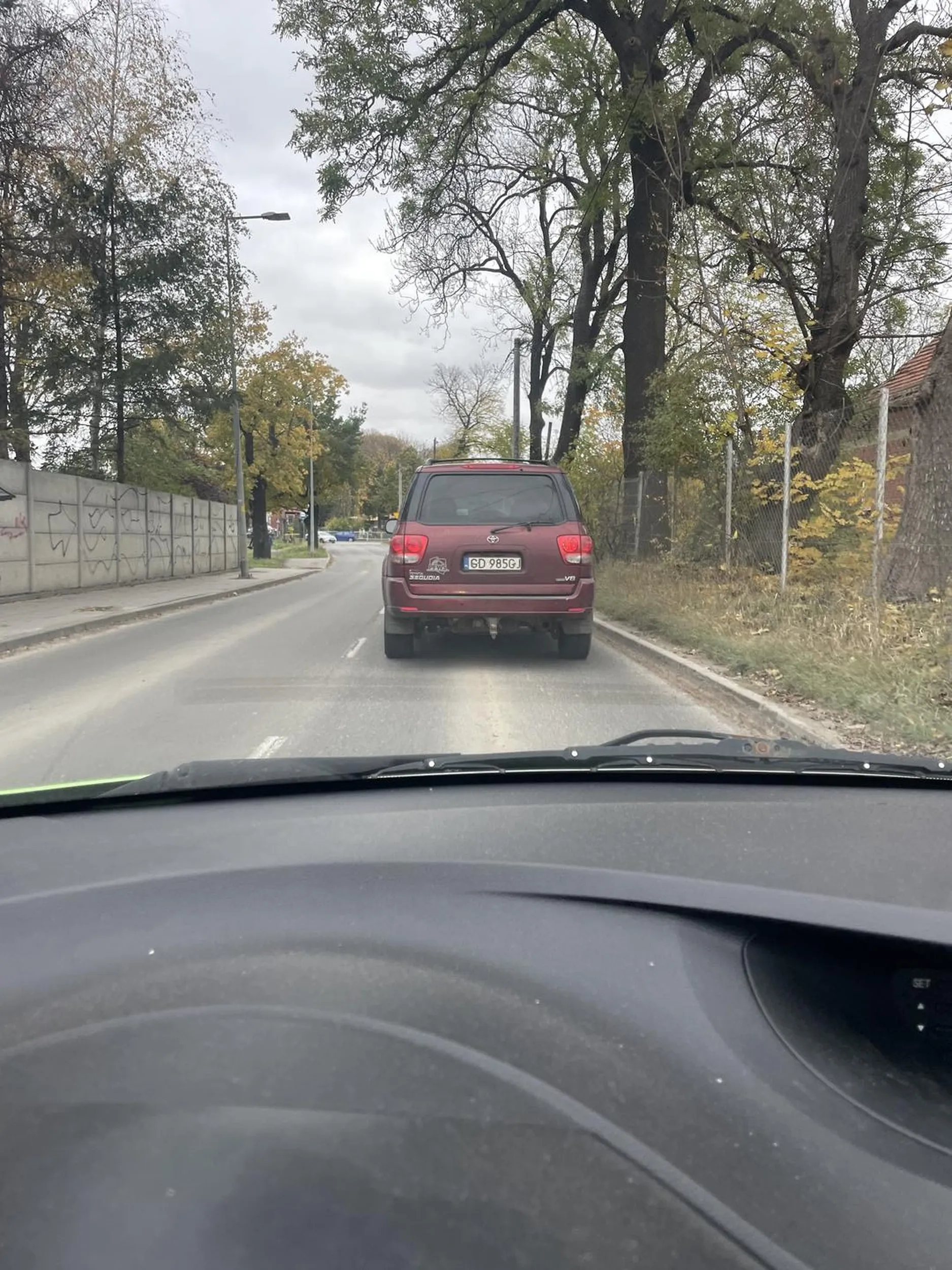 Wyjątkowy cham i prostak za kierownicą. Wciska się i wyprzedza pasem do skrętu w lewo żeby się wbić 3-4 samochody szybciej i jechać w prawo. Uważajcie na tego „kierowcę”