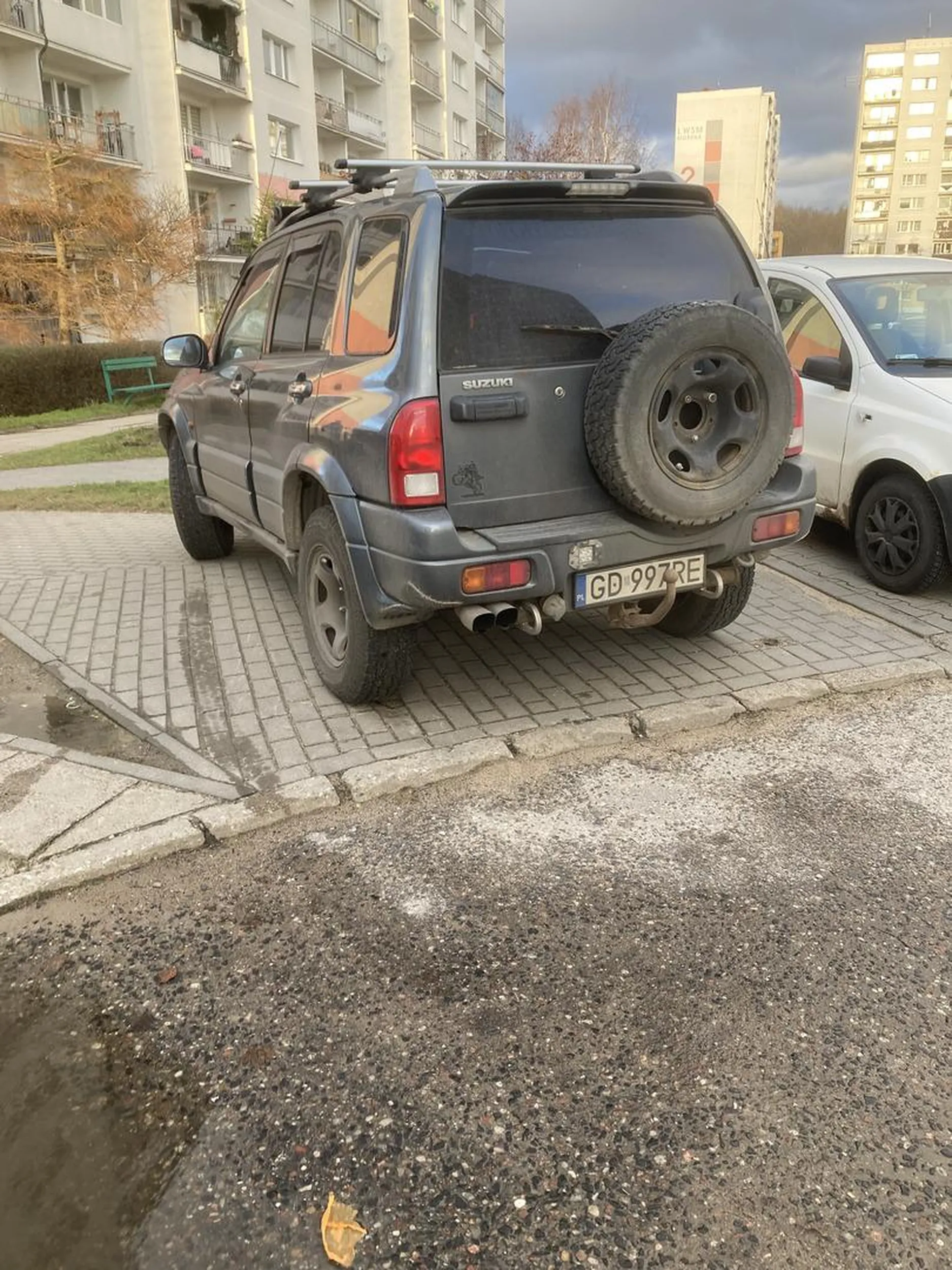 Parkowanie na chodniku w taki sposób to sztuka sama w sobie. Matka z wózkiem musiała ganiać na około, bo Ty byłeś zbyt leniwy, żeby zaparkować dalej. Przemyśl co robisz.