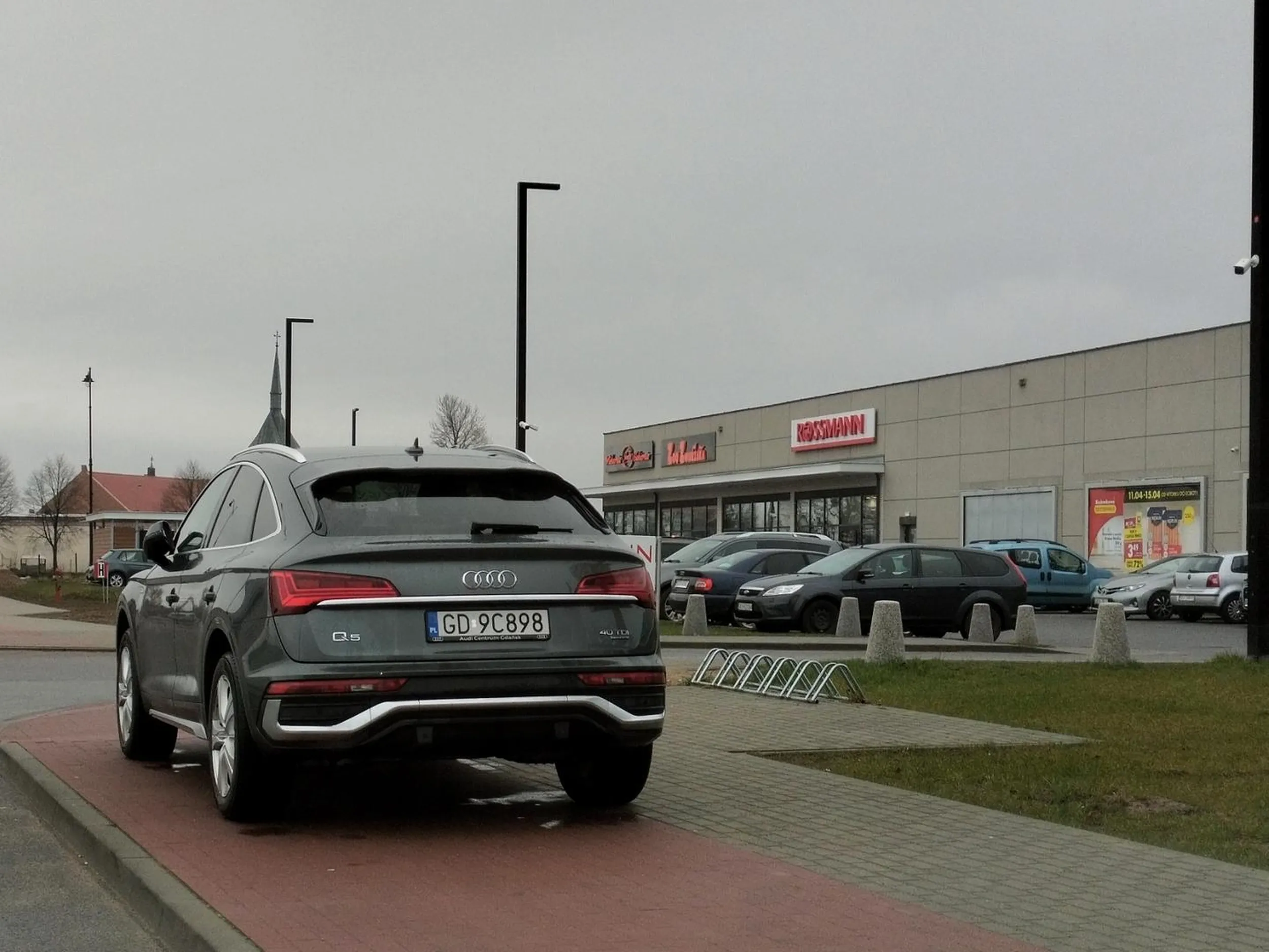 Trochę za duży ten pojazd na ścieżkę rowerową??!!??