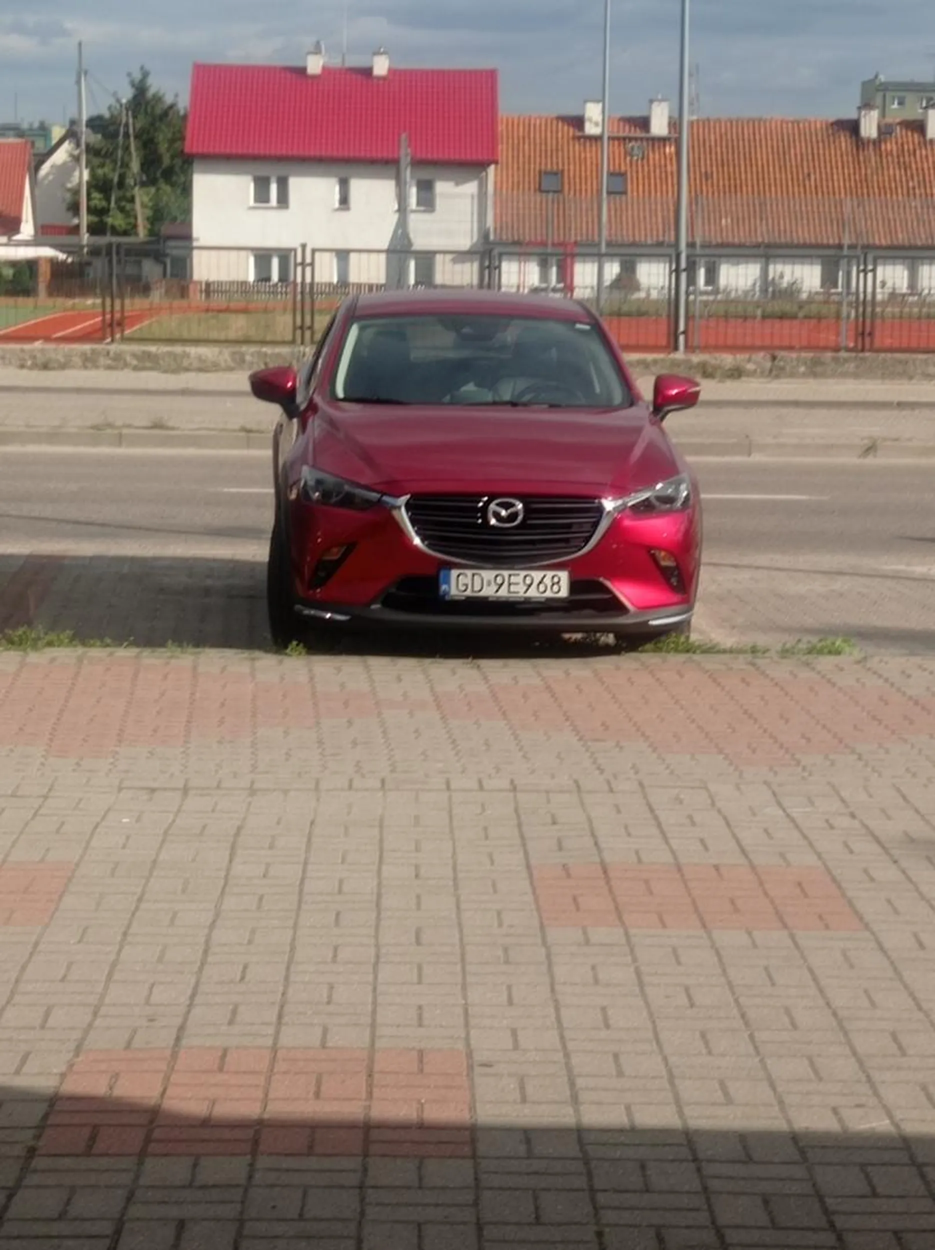 Pani kierowca parkuje na 2 miejscach parkingowych