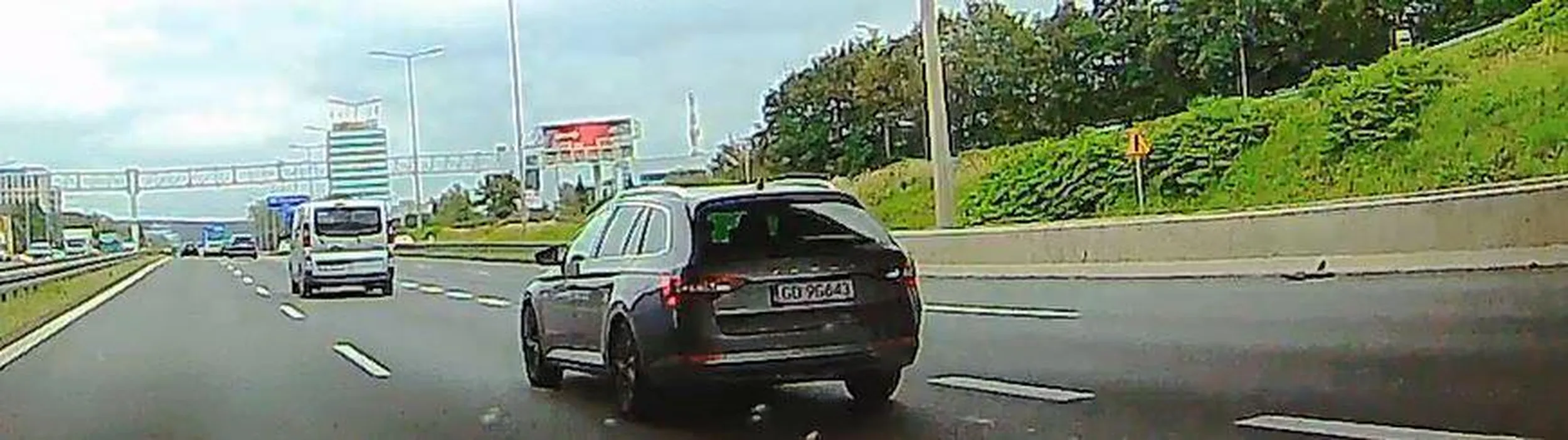 Szanowny pan w niebieskiej koszulki to niezła fleja i zamiast prowadzić, to zajmuje się ostrym grzebaniem w nosie i to całą trasę do Katowic przynajmniej od wysokości Kędzierzyna-Koźla. Nie mówiąc o tym, że jest w zasadzie przyspawany do lewego pasa, ale to pewnie przez te wyrzucane pod siebie gile.