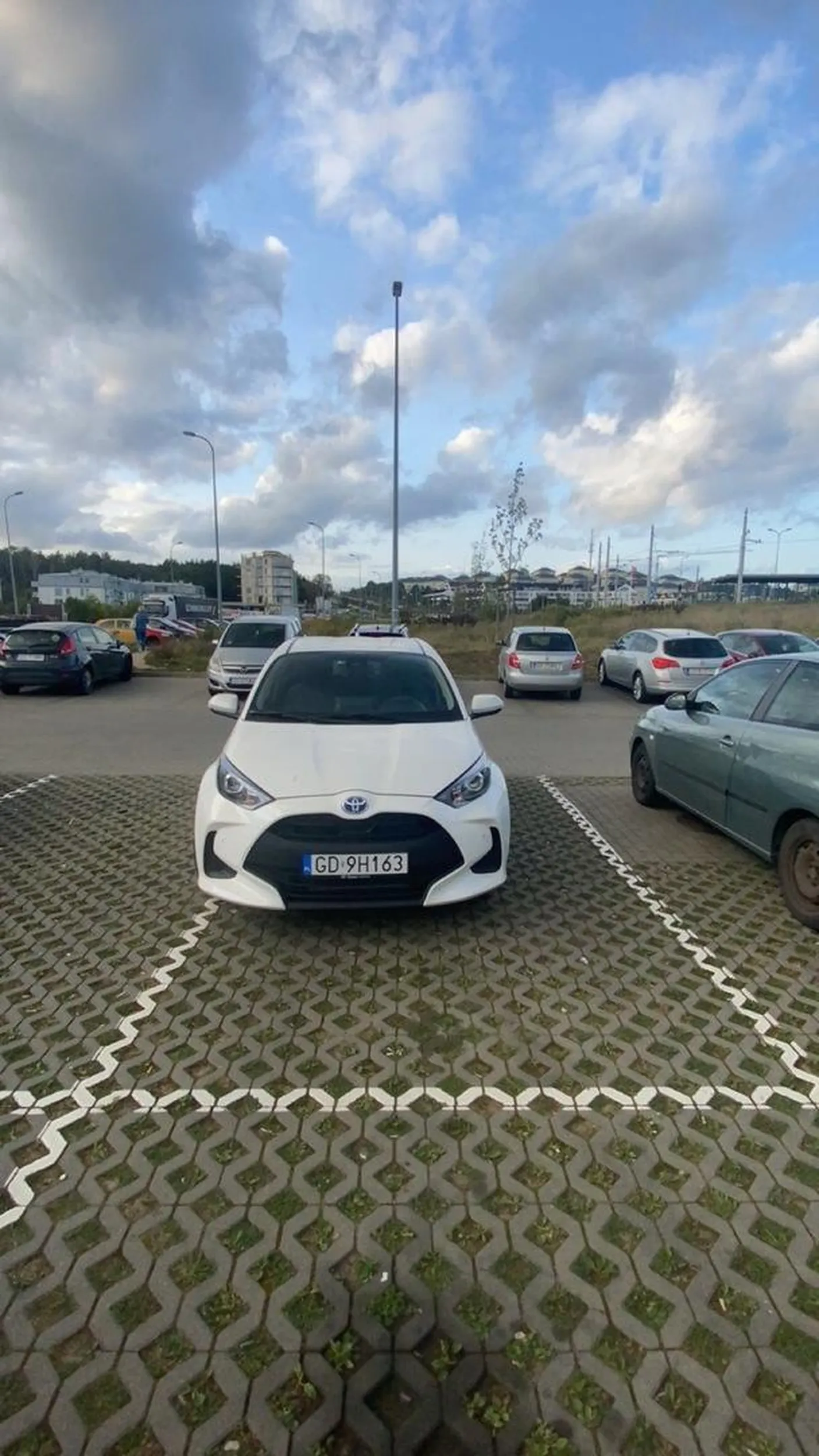 gratulacje, wygrała pani yaris konkurs najgorszego parkowania jakie widzialam!