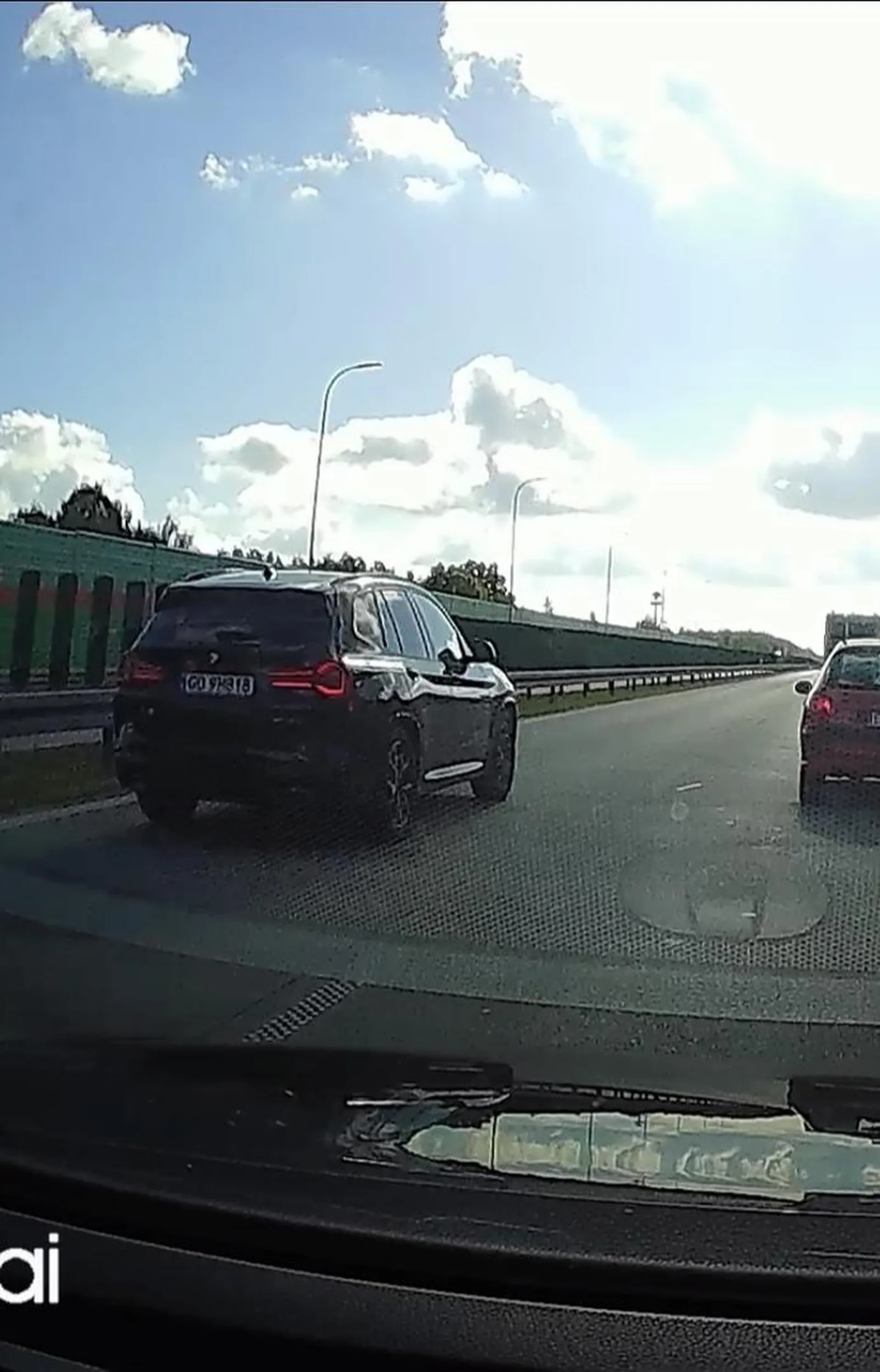 Imbecyl prawie wjechał w moje auto, kiedy wyprzedzałem dwie ciężarówki i osobówkę na drodze ekspresowej S8 koło Rawy Maz. W miejscu, gdzie było ograniczenie do 100 km/h, on jechał ok. 160-180 (oceniając po tym, z jaką prędkością się do mnie zbliżał). Zaczął hamować 20m przed moim autem. W ostatniej chwili zdążyłem uciec na prawy pas. Jak widać, sytuacja spod Piotrkowa nie nauczyła niektórych, że drogi ekspresowe to nie tor wyścigowy.