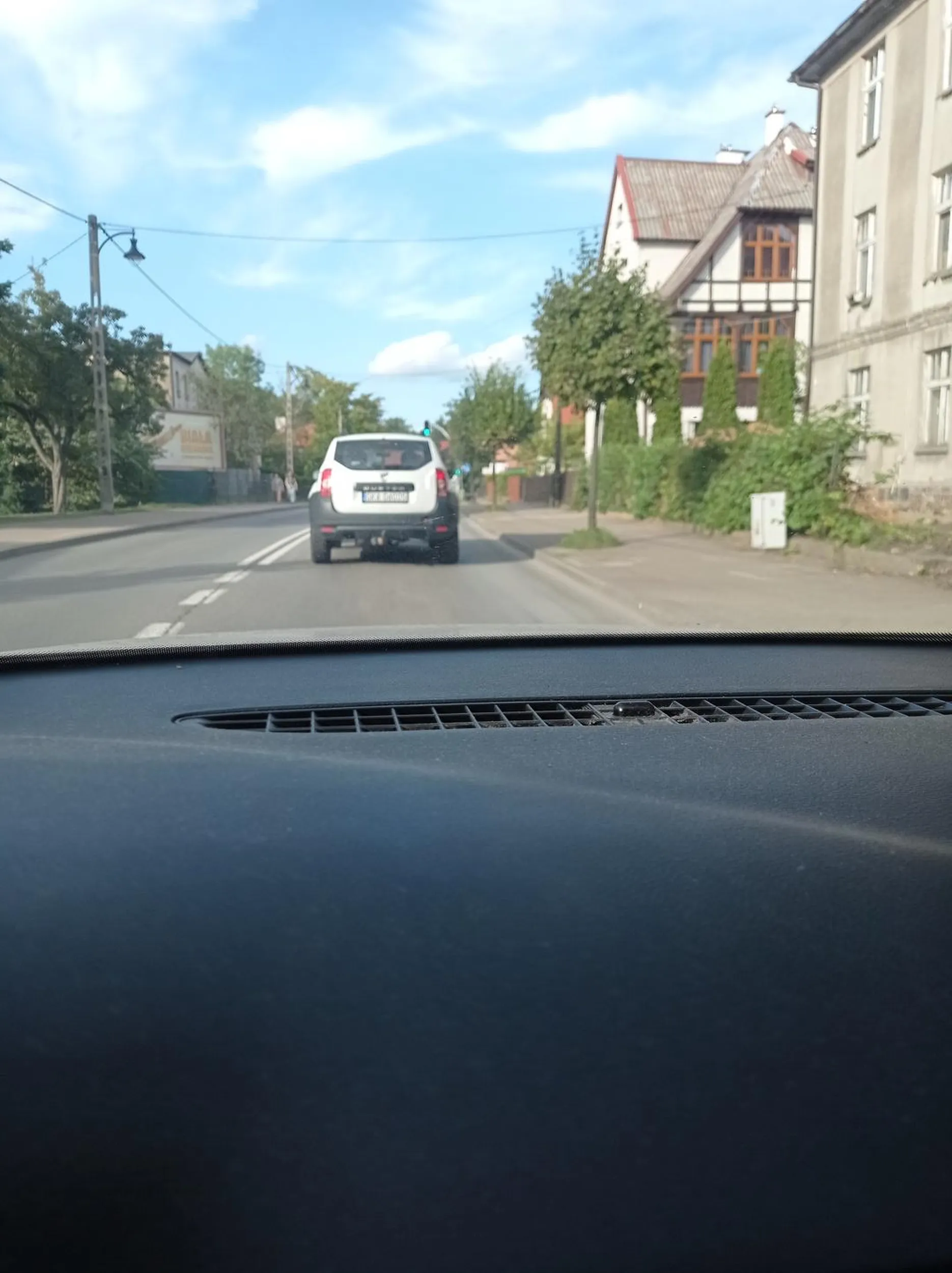 Tragiczny kierowca, brak dynamiki. Pieszy na chodniku szybciej się porusza. Przez Kartuzy 20/h.