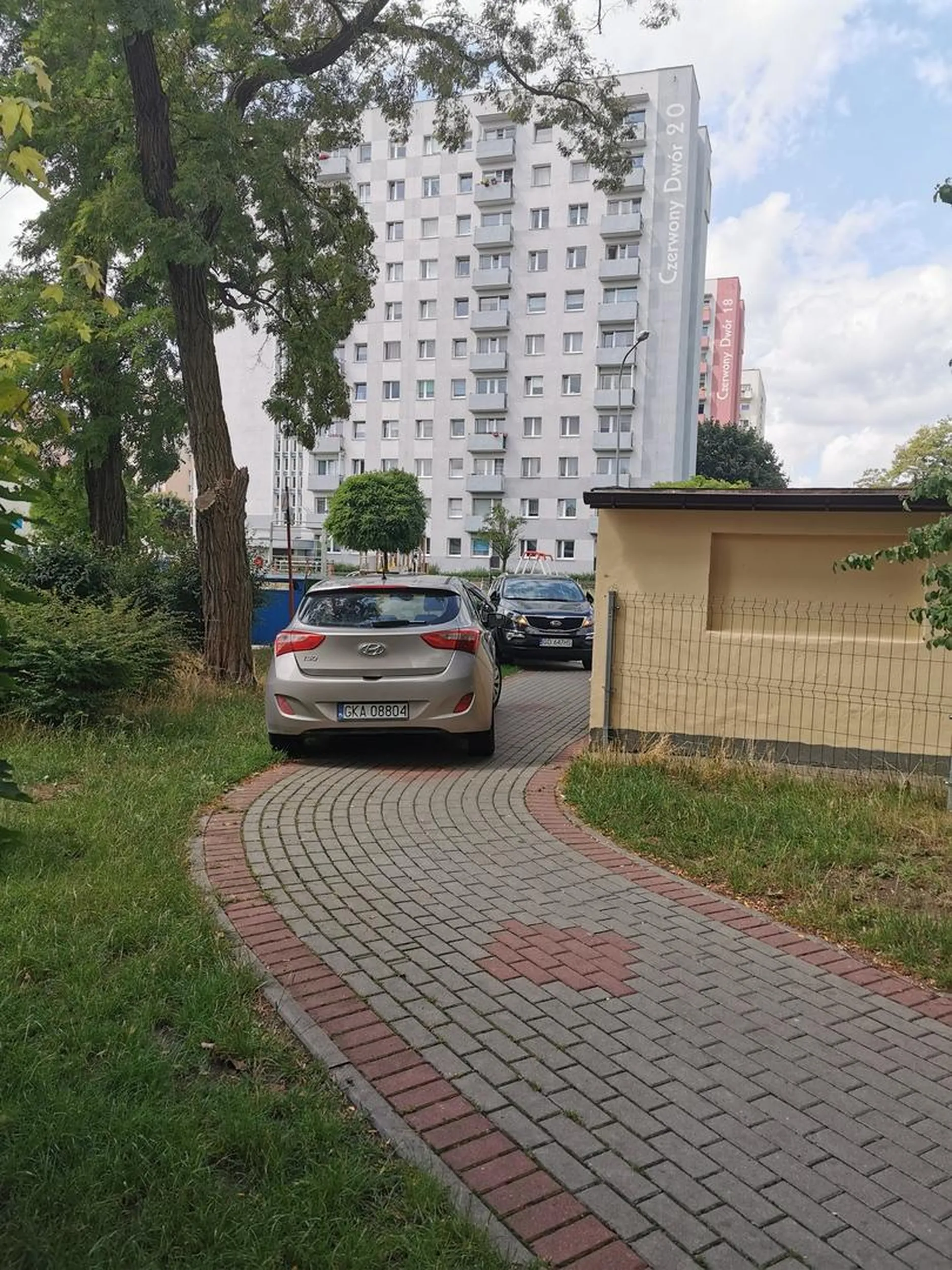 Świetne miejsce do parkowania. Na szczęście kierująca spotkała kierowcę o równie małej inteligencji który parkując również w sposób nieprawidłowy zablokował jej wyjazd ?