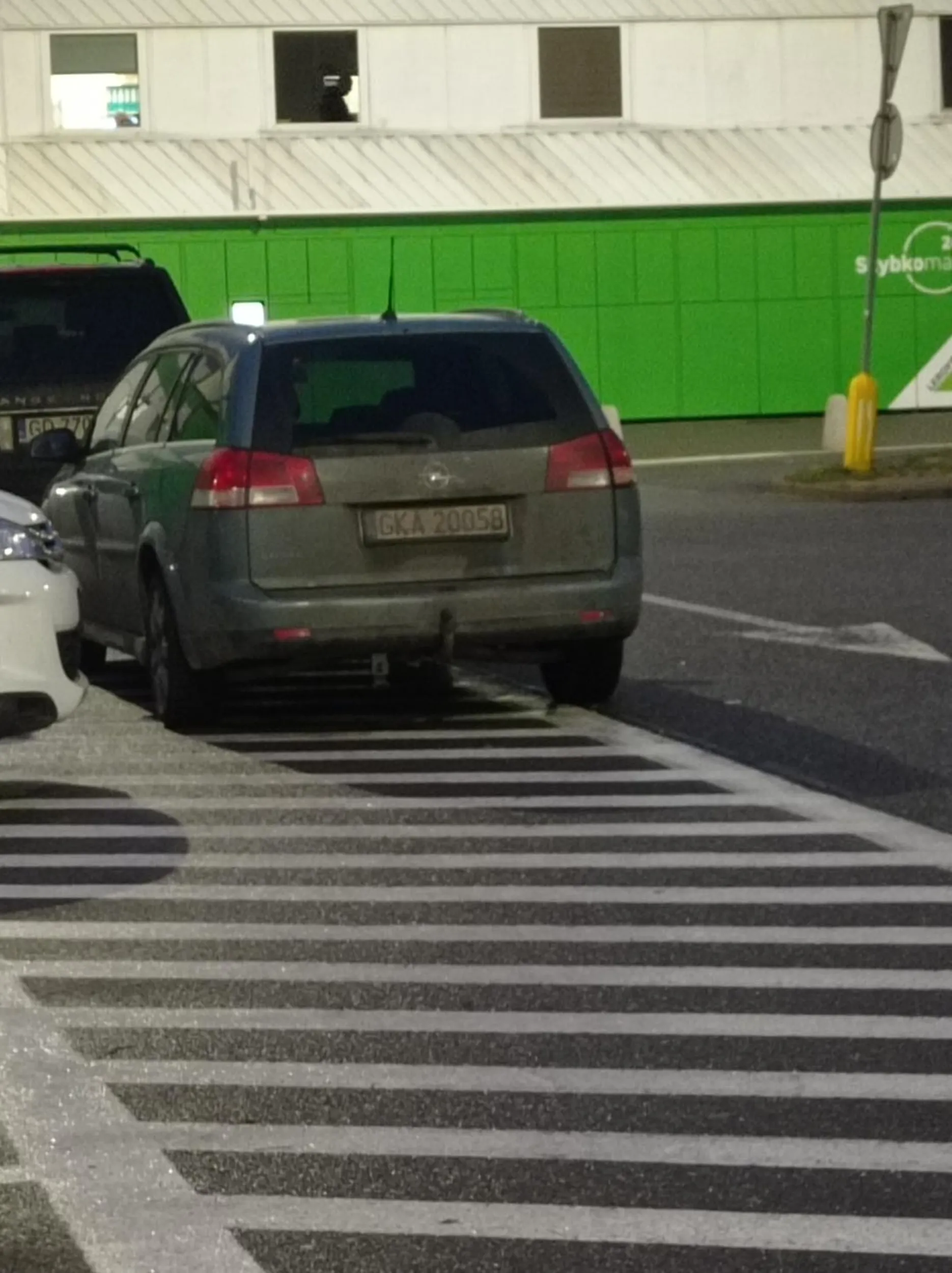 Zdjęcie mówi wszystko. Na parkingu w h... wolnych miejsc, nie było placu w drzwiach więc postawie jak piz...