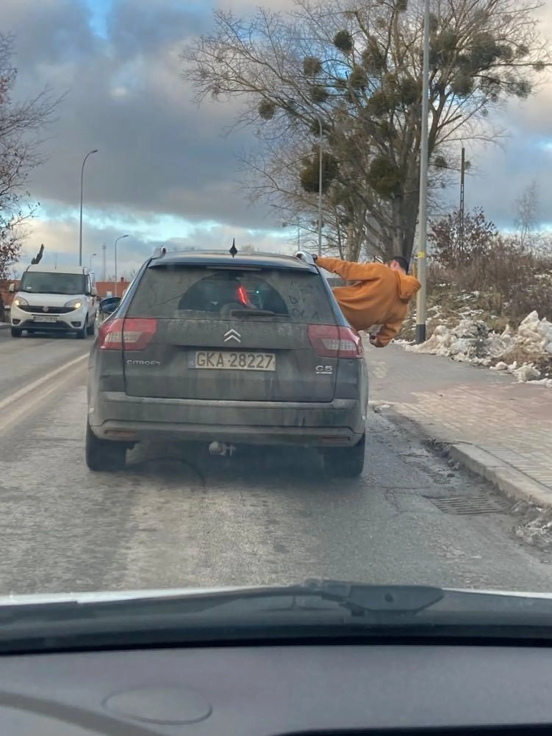 Ten półczłowiek rzucił w moje auto kartonem po napoju, a później odjeżdżając wychylał się z auta i robił mi zdjęcia z pozycji jak na załączonym obrazku. Obstawiam, że był naćpany, bo później jeszcze coś krzyczał przez okno.