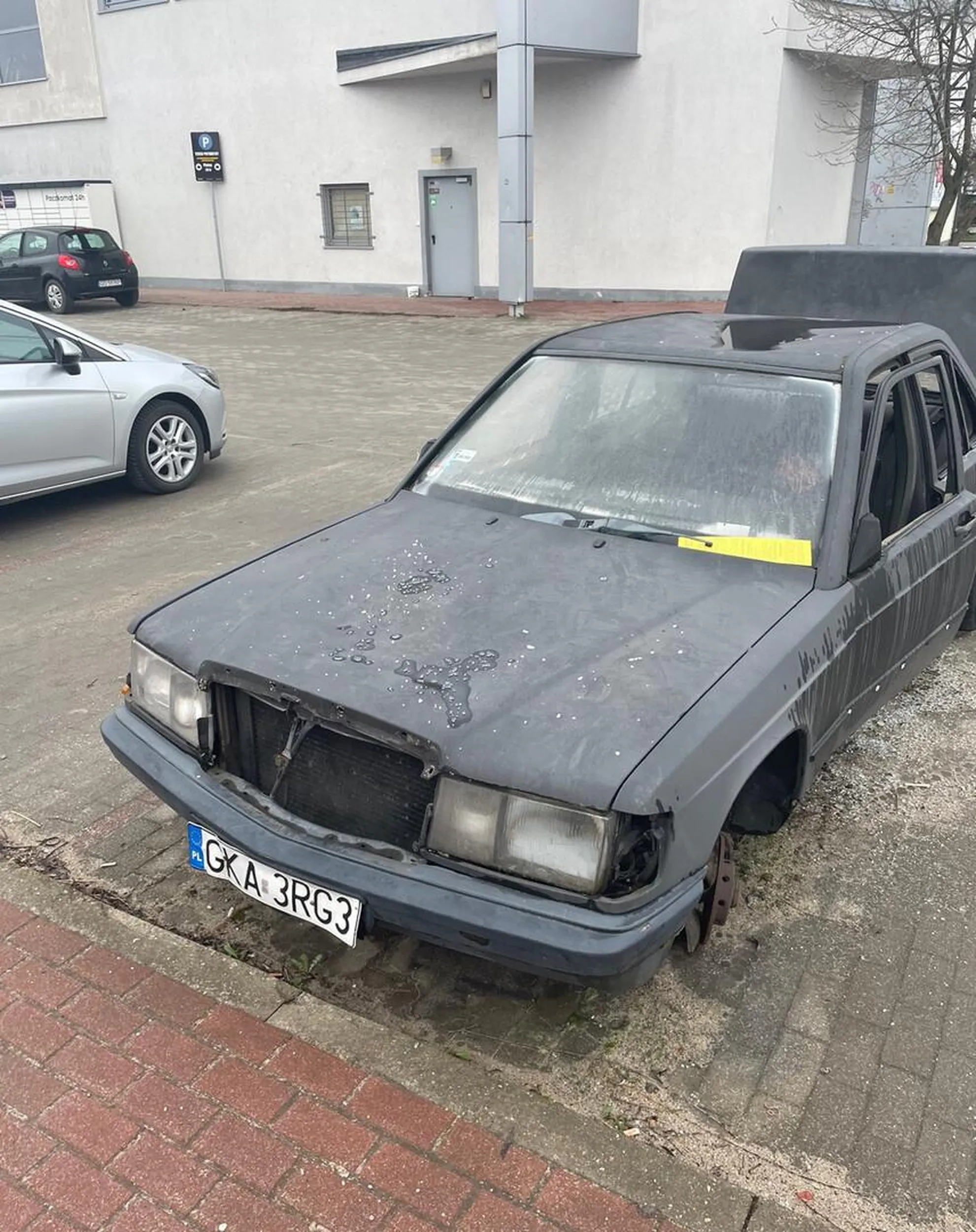 Od kilku już chyba lat stoi wrak przy ul. Klasycznej 2 w Kowalach. Zgłoszono do straży miejskiej w Gdańsku a ta temat przerzuca do gminy Kolbudy. Kolbudy nic nie robią. Obecnie wrak jest jeszcze bardziej zdewastowany. Urwisy z podwórka się ciagle kręcą przy tym. Jeszcze się komuś krzywda stanie. Proszę pomóżcie załatwić temat. Pozdrawiam