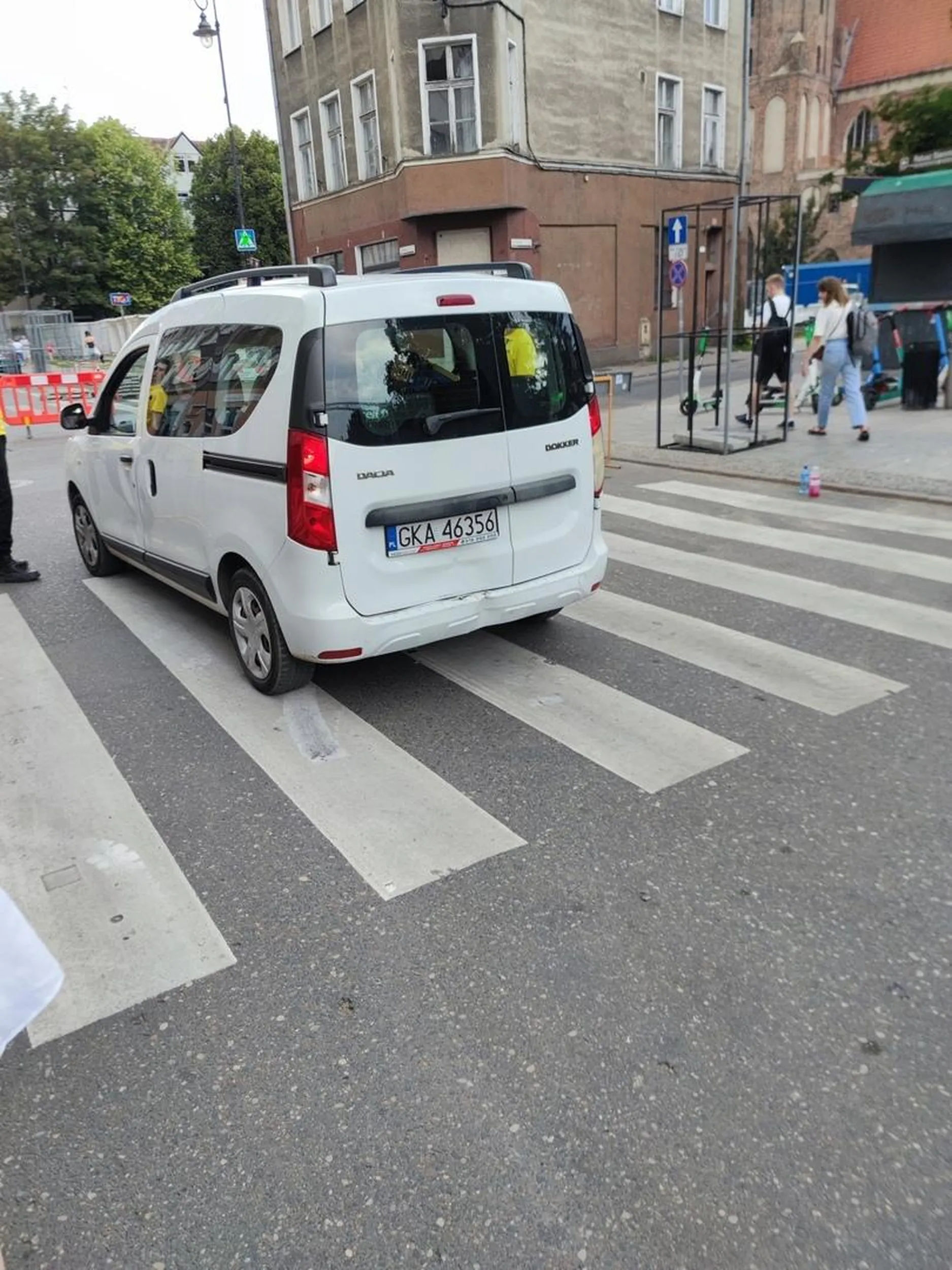 Długa i okolice zamknięte bo Jarmark się otwiera więc pajac sam przestawia blokady. Jak chciał przejechać dalej i stała młoda kobieta z ochrony, to chciał ją przejechać, zwyzywał od wiadomo czego. Poza tym zwyzywał swoją partnerkę na miejscu pasażera. Totalny psychopata. Dwa ruchy więcej i by dostał gazem w łeb.