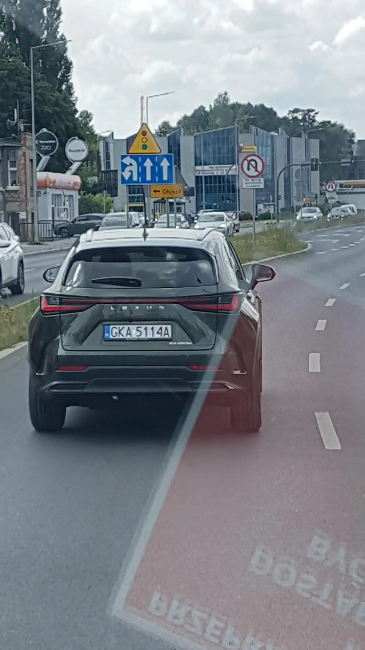 Kobieta jedzie z telefonem w jednej ręce, drugą lepi pierogi