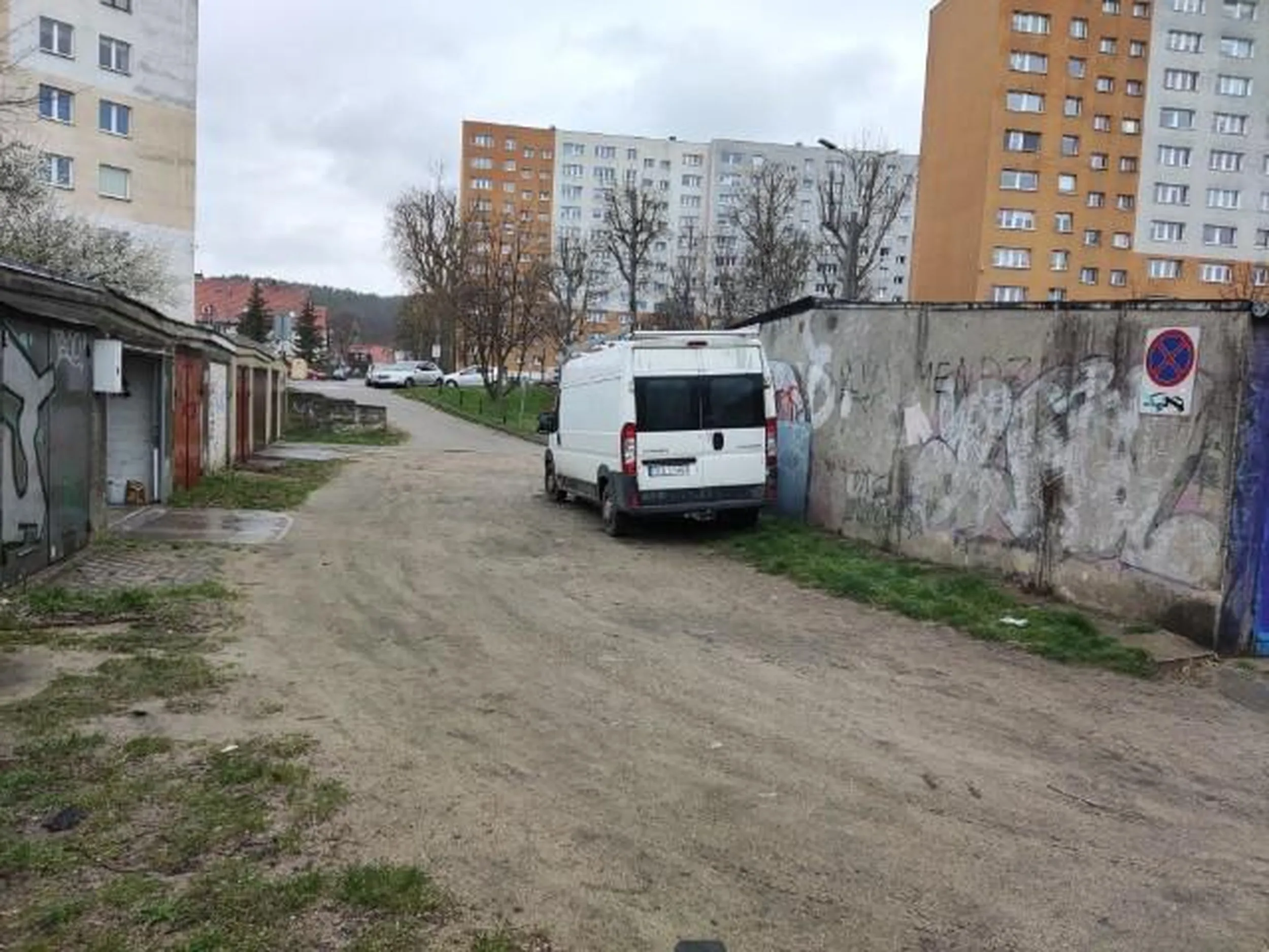 Kierowca świadomie łamie przepisy, wyłącznie dla swojej wygody parkowania.