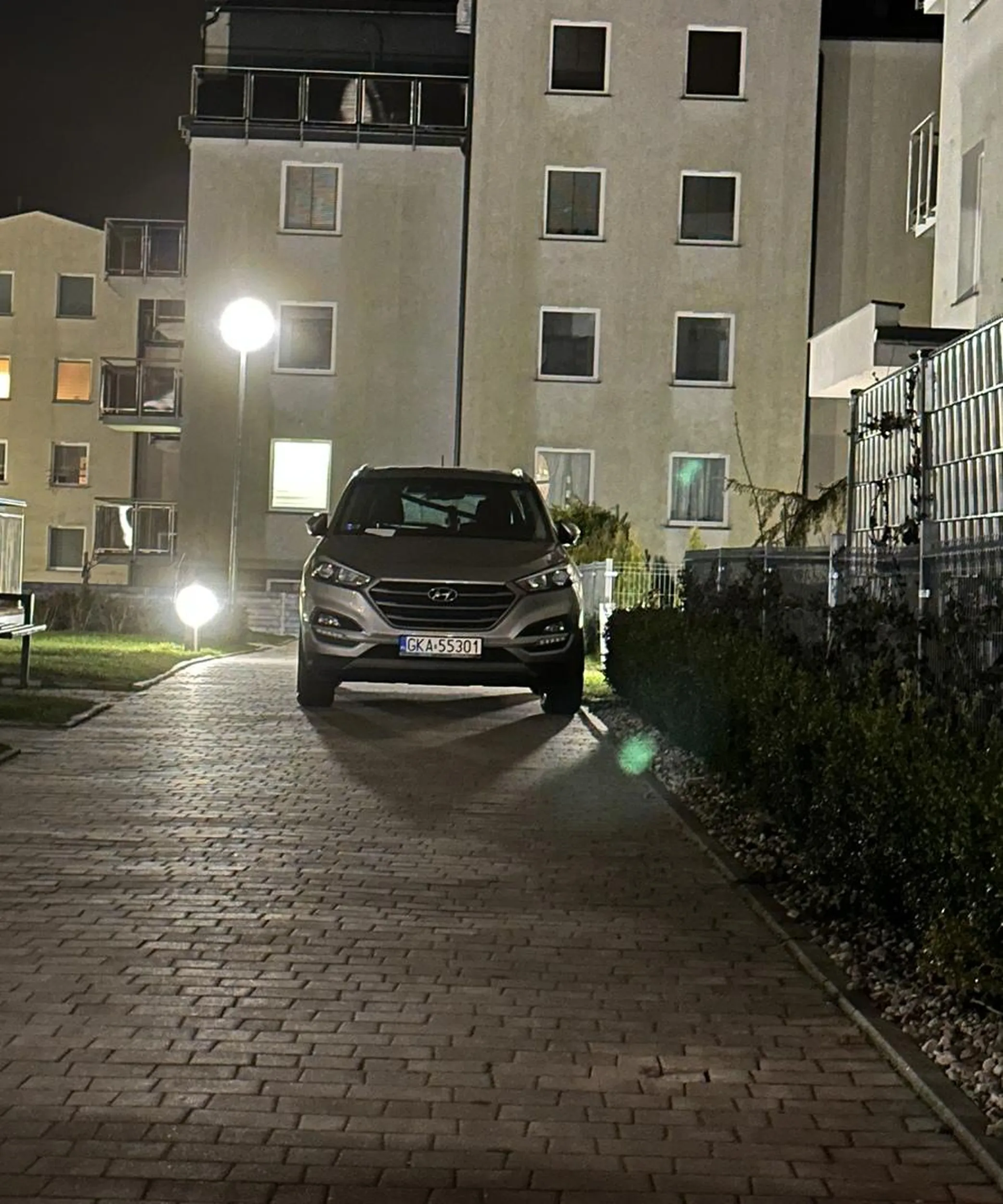 Nagroda za najgorsze parkowanie rozdana. Strefa zamieszkania na osiedlu, samochód zaparkowany pod samym blokiem na chodniku. Dookoła w wyznaczonych miejscach pełno wolnych miejsc. Szczyt chamstwa