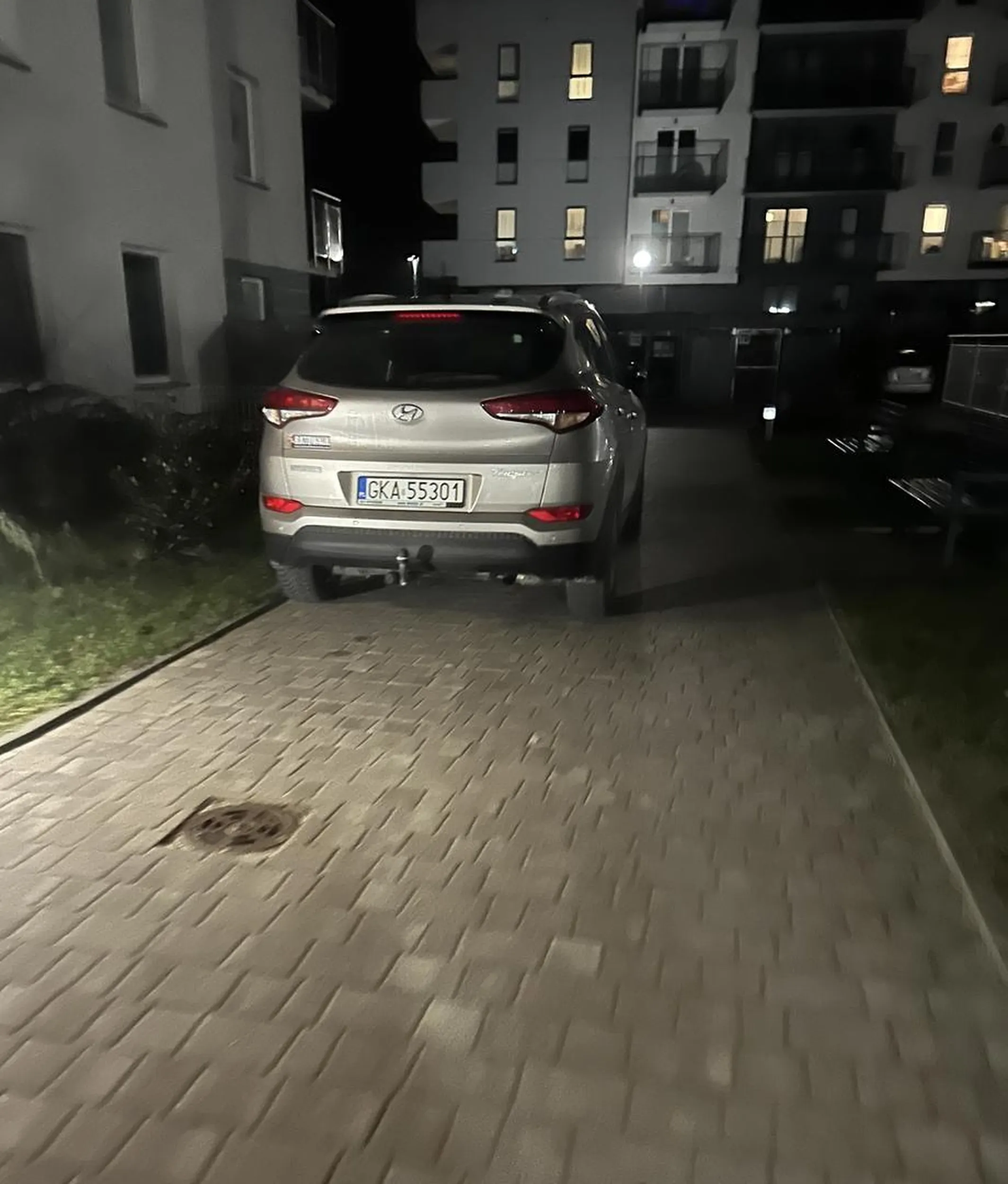 Nagroda za najgorsze parkowanie rozdana. Strefa zamieszkania na osiedlu, samochód zaparkowany pod samym blokiem na chodniku. Dookoła w wyznaczonych miejscach pełno wolnych miejsc. Szczyt chamstwa