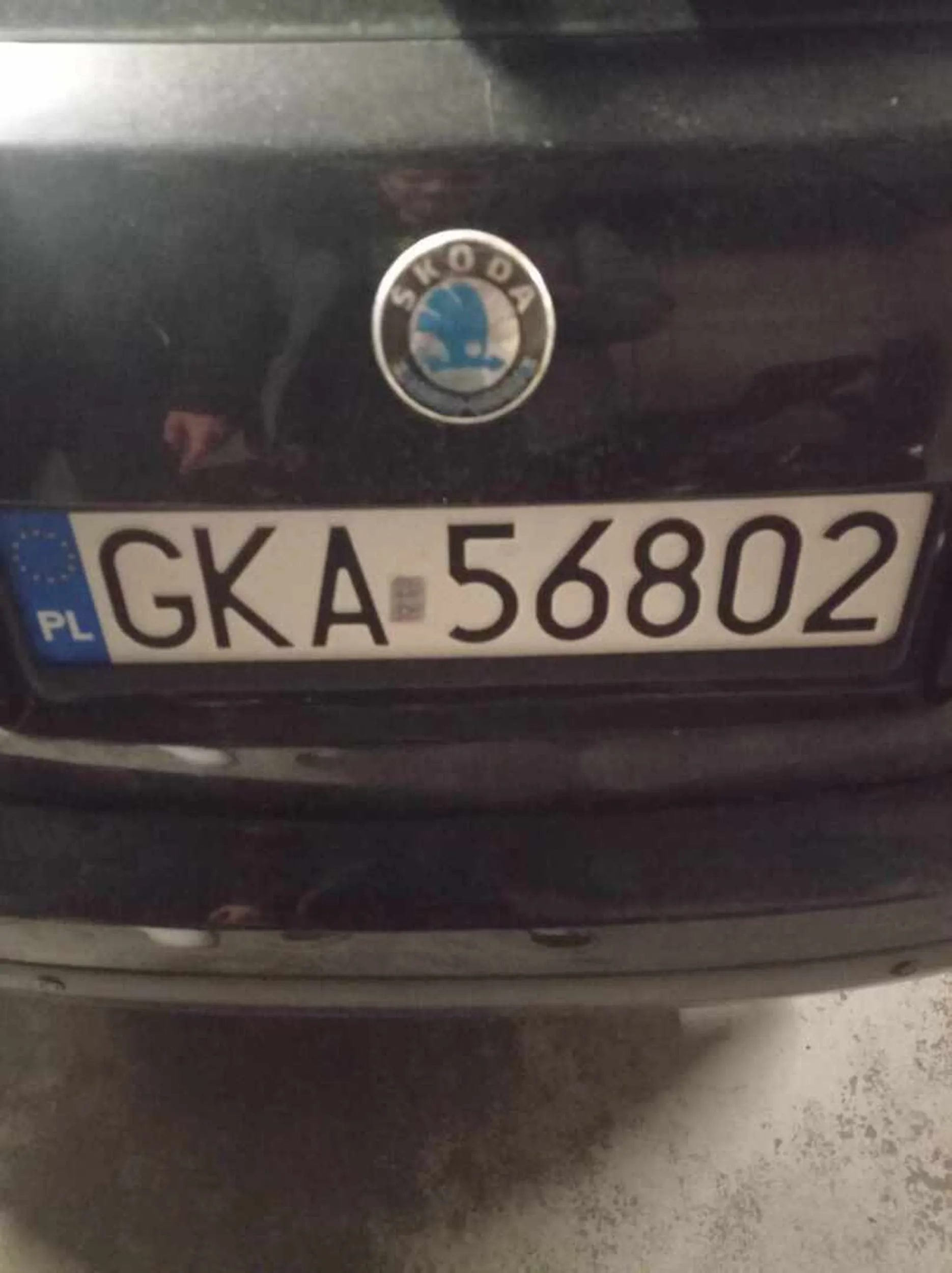 Młody wariat! Jeździ z flaszką trzymając ją pod paszką, pierdzi wydechem gorzej jak moja żona w nocy, jeszcze bez prawa jazdy jeździ DO WIĘZIENIA Z NIM!