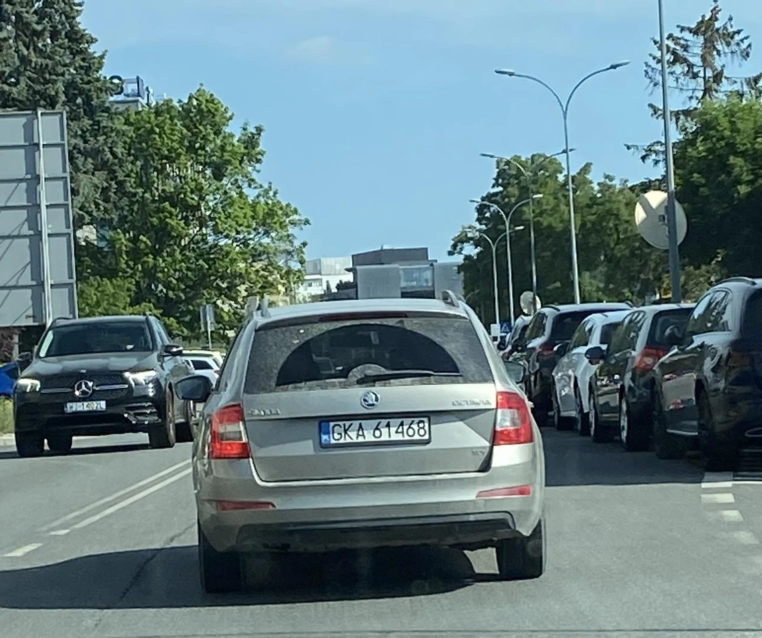 Kierowca dziwnie się zachowuje, hamuje na zielonym świetle, nagle zwalnia. Chyba stara się wymusić kolizje i wyłudzić odszkodowanie