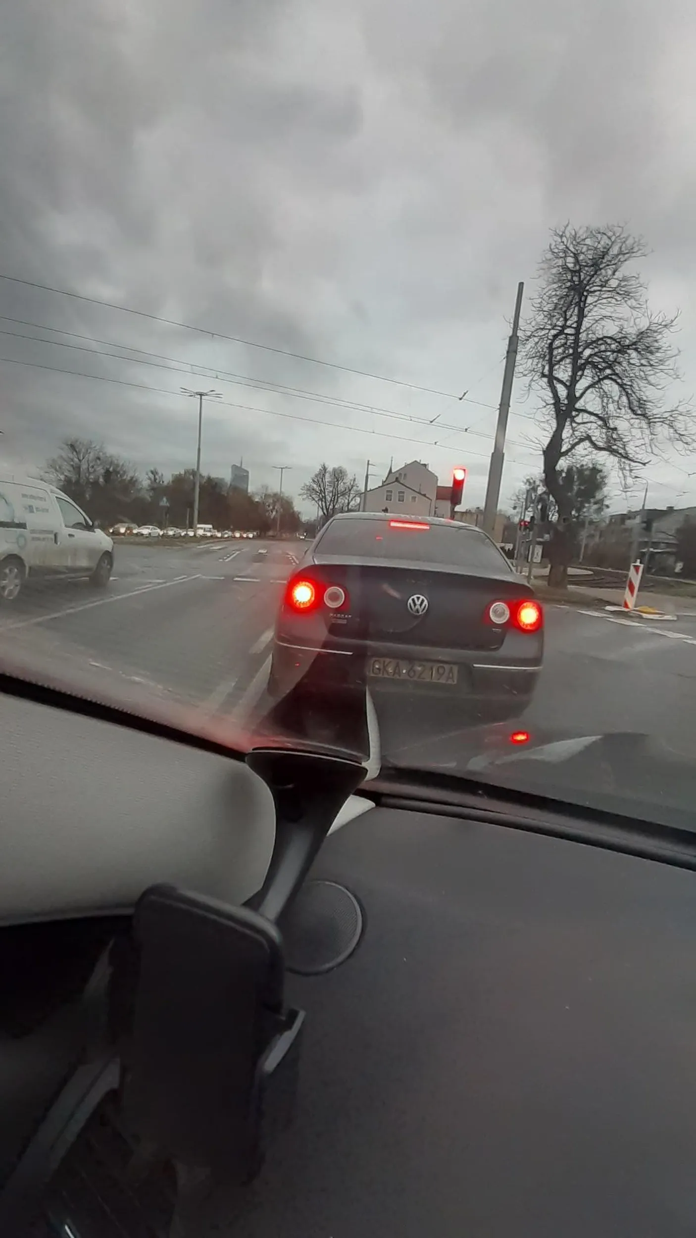 Kierowca przyjeżdża ze swojej gminy do Gdańska i nie potrafi się odnaleźć i zachować w dużym mieście. Zajeżdża drogę przed samą maską bez kierunkowskazu ani żadnego przepraszam czy pocałuj mnie w d. Prawdopodobnie jest to spowodowane tym, że kaszubski kierowca płaskim czołem, nie przywykł do jazdy po miejskich asfaltowych utwardzonych drogach. Radzę uważać.
