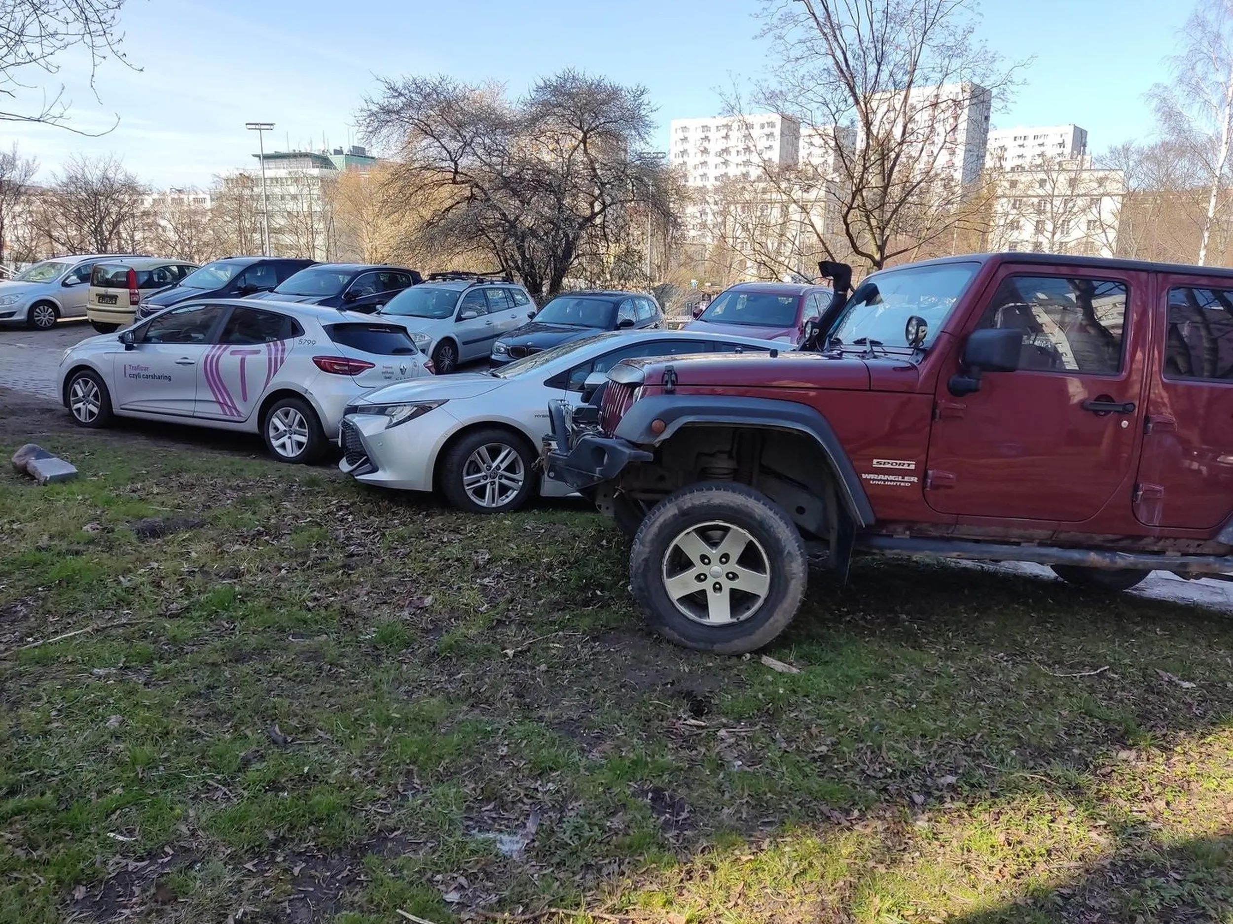 Przybysz z Kartuz rozjeżdża trawniki w Gdyni. Wieśniactwo i buractwo osobnika z małym przyjacielem. Won do siebie łajzo!