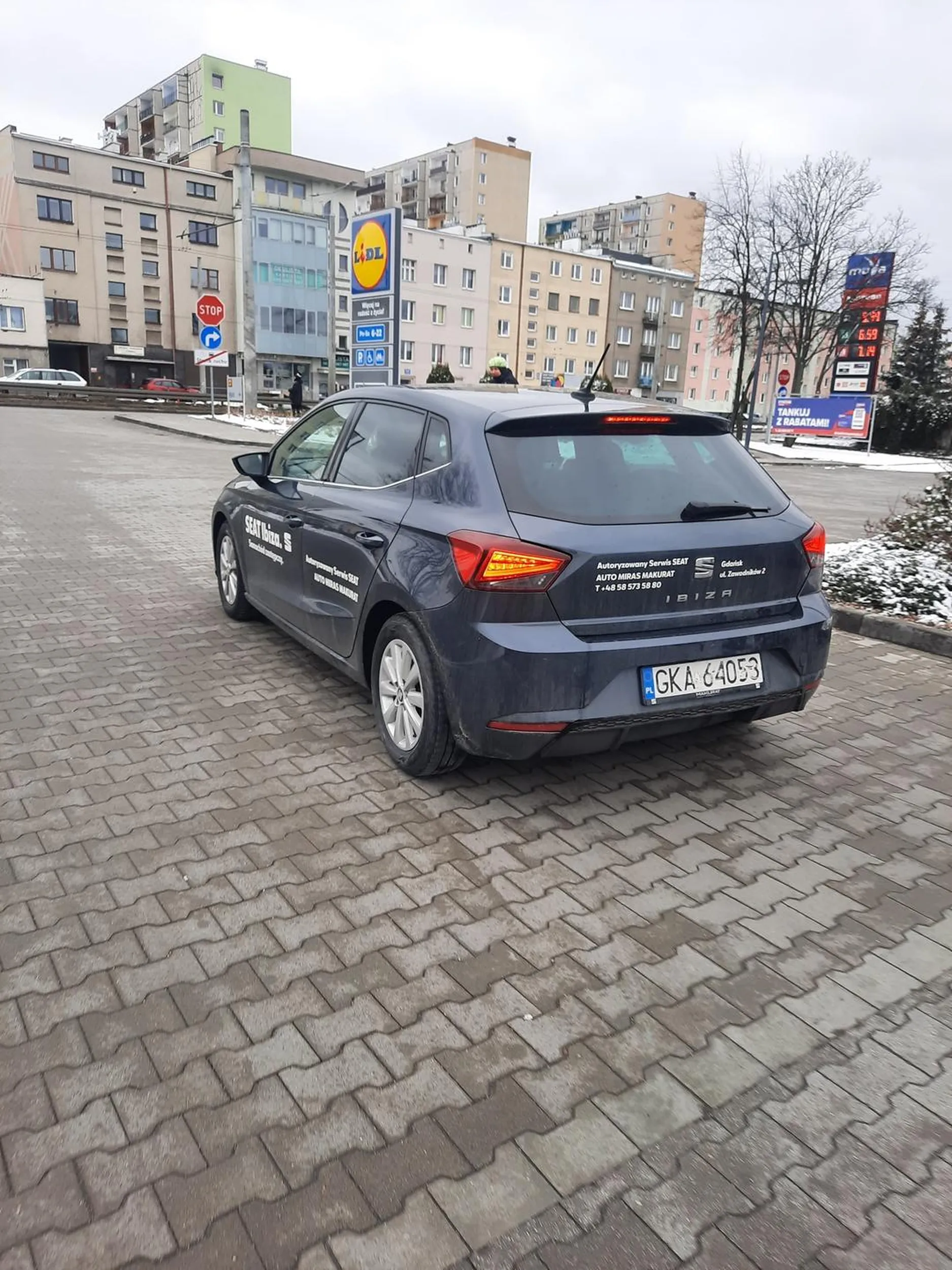 KROLEWICZ SZOS KASZUBSKICH ZNALAZL SIE W 3MIESCIE. Wskazówka- jeśli jesteś na parkingu Lidla, w terenie zabudowanym nie jedziesz pod prąd z impetem i nie trąbisz na przechodzących!!!! Co więcej- nie drzesz ryja, a z kulturą czekasz aż przechodnie przejdą! KULTURY !!!! JAk nie dajesz rady poruszać się po mieście, nie wjeżdżaj do Gdyni!!!!