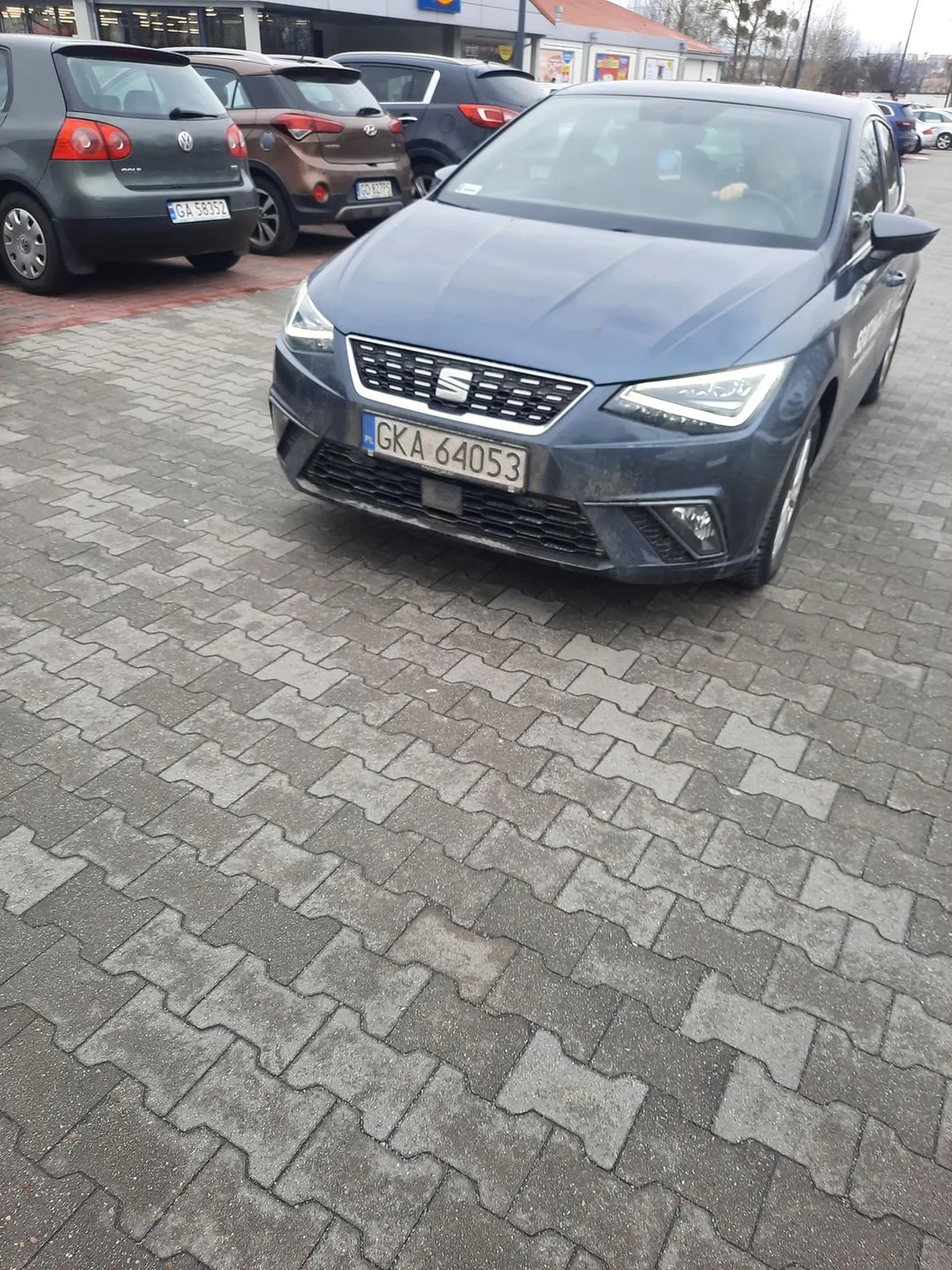 KROLEWICZ SZOS KASZUBSKICH ZNALAZL SIE W 3MIESCIE. Wskazówka- jeśli jesteś na parkingu Lidla, w terenie zabudowanym nie jedziesz pod prąd z impetem i nie trąbisz na przechodzących!!!! Co więcej- nie drzesz ryja, a z kulturą czekasz aż przechodnie przejdą! KULTURY !!!! JAk nie dajesz rady poruszać się po mieście, nie wjeżdżaj do Gdyni!!!!