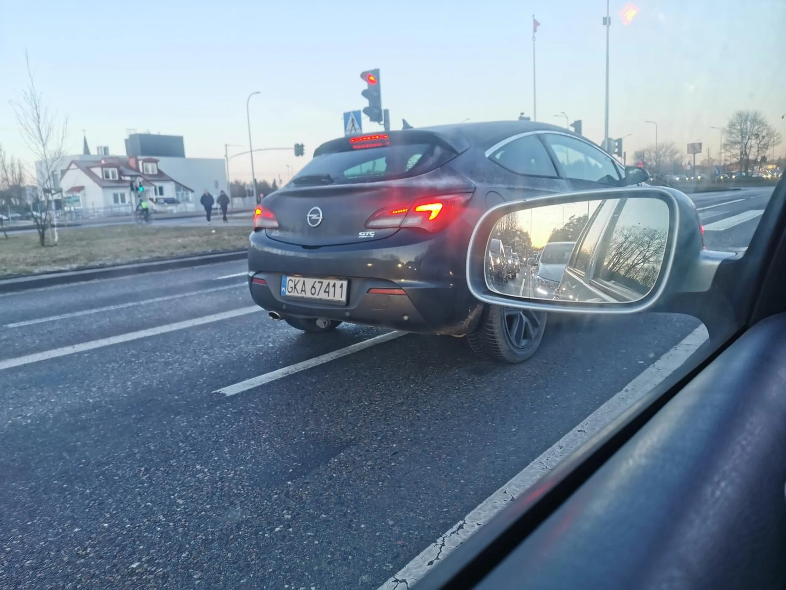 Pani bardzo nieładnie zachowuje się na drodze. Jechałem lewym pasem, ona prawym w pewnej odległości ode mnie. Nagle przyspieszyła i zajechała mi drogę chociaż za nami nic nie było i mogła spokojnie zmienic pas za mną. Następnie na Słowackiego w Gdańsku jechała 50 na godzinę na lewym pasie (na odcinku gdzie dozwolone jest 70) i blokowała ruch bo zrównała się z pojazdem na prawym pasie. Gratuluję bezmyślności na drodze i późniejszego bycia wrednym :)