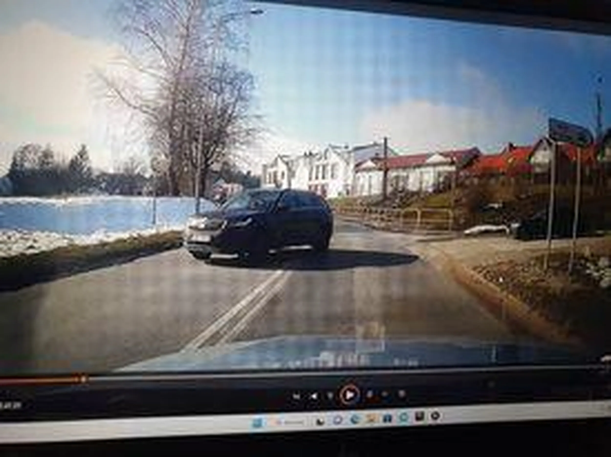 Baran, który bezmyślnie wyjeżdża komuś pod maskę wymuszając pierwszeństwo patrząc przy tym w telefon zamiast na drogę.