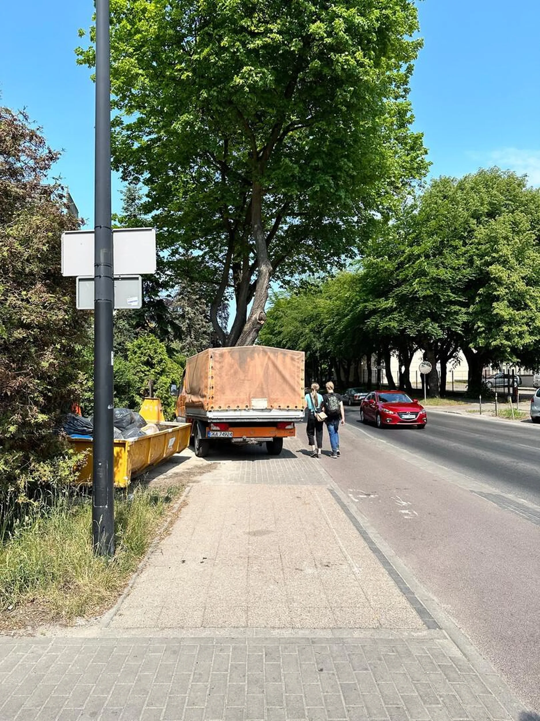 Notorycznie, codziennie Kaszub zastawia chodnik przy Jaśkowej Dolinie w Gdańsku