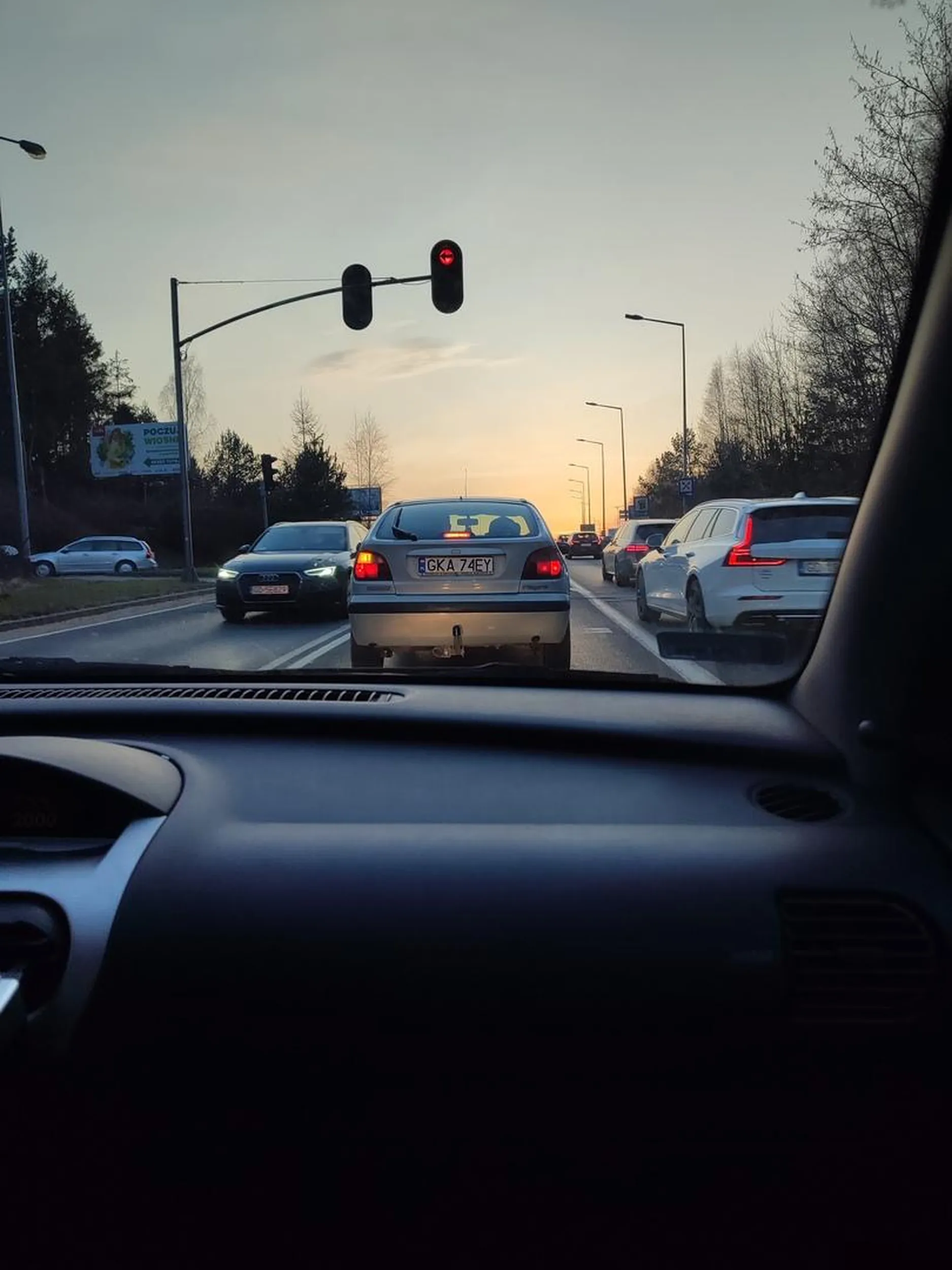 Wybitny kierowca linie ciągłe to dla niego nie jest problem. Jeździ jak chce stwarzając niebezpieczeństwo na drodze.