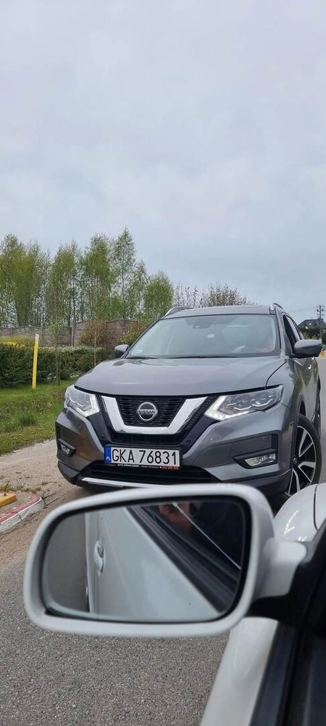 Proszę właściciela pojazdu o podjęcie kursu doszkalającego z przepisów ruchu drogowego. Dzisiaj prawie spowodował poważną kolizję na mijance i jeszcze stosował do poszkodowanych groźby karalne. Kierowca mimo tego, że widział, że pojazd nadjeżdżający z naprzeciwka znajduje się na pasie, na który on chciał wjechać to bezczelnie chciał wymusić pierwszeństwo.