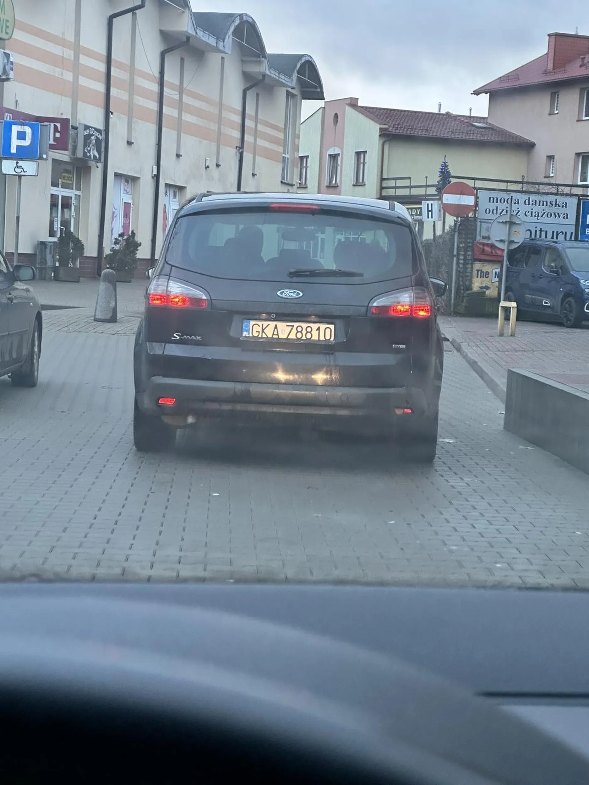 Kartuski powaleniec który wymusił mi  pierwszeństwo na rynku w Kartuzach, ja jadąc z dziećmi musiałam BardO gwałtownie hamować żeby w niego nie przywalić a on dumny pojechał na parking przy biedronce w dodatku z dzieckiem. Nie dość ze wymusza to naraża dziecko na niebezpieczeństwo. !!! Buractwo.