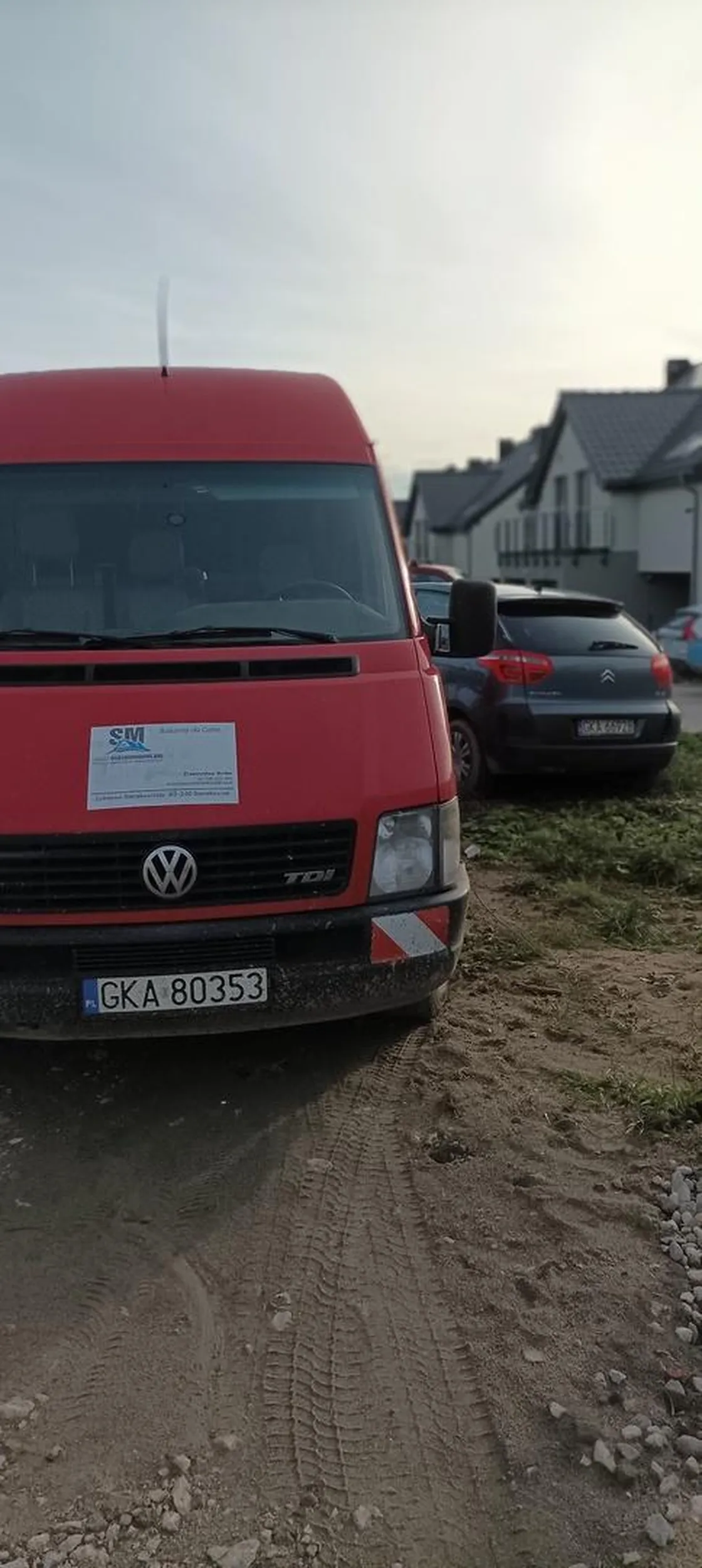Jak oni parkują i gdzie? Citroen łoś na pasie zieleni... VW rozjeżdża nie swój podjazd. W Kartuzach maja jakieś inne przepisy o ruchu drogowym?