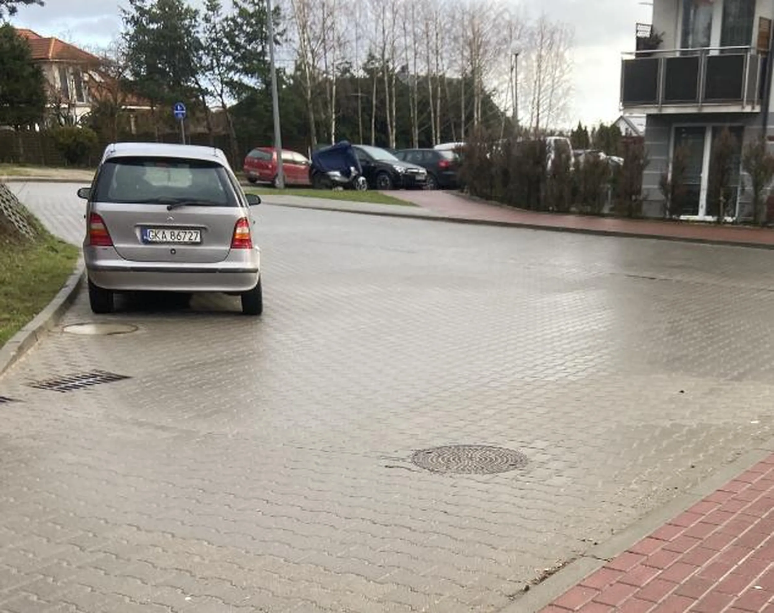 Tym razem sobie na skrzyżowaniu parkuje. Kierowca bez kultury osobistej nieprzystosowany do życia w społeczeństwie