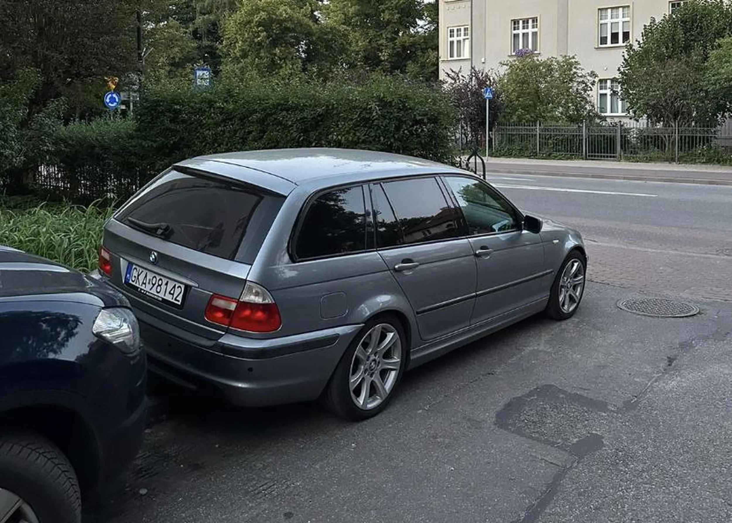 Wjechał na prywatny teren, zablokował przejazd i chodnik żeby tylko nie spóźnić się na występ Michała Szpaka. A wystarczyło urodzić się z mózgiem