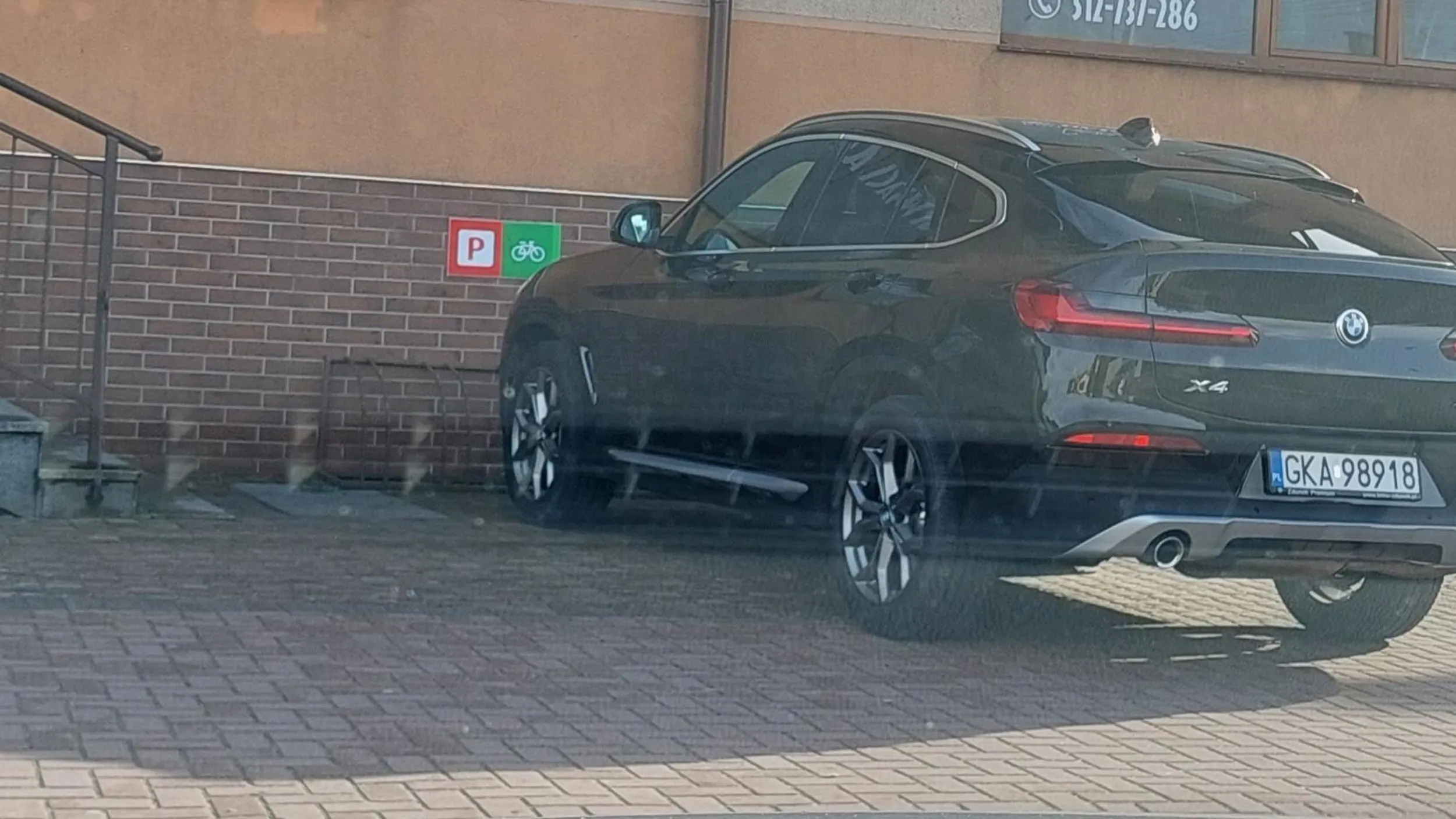 I weź tu takiej gwieździe nie zaparkuj roweru na masce. Dobrze że na schodach nie stanęła