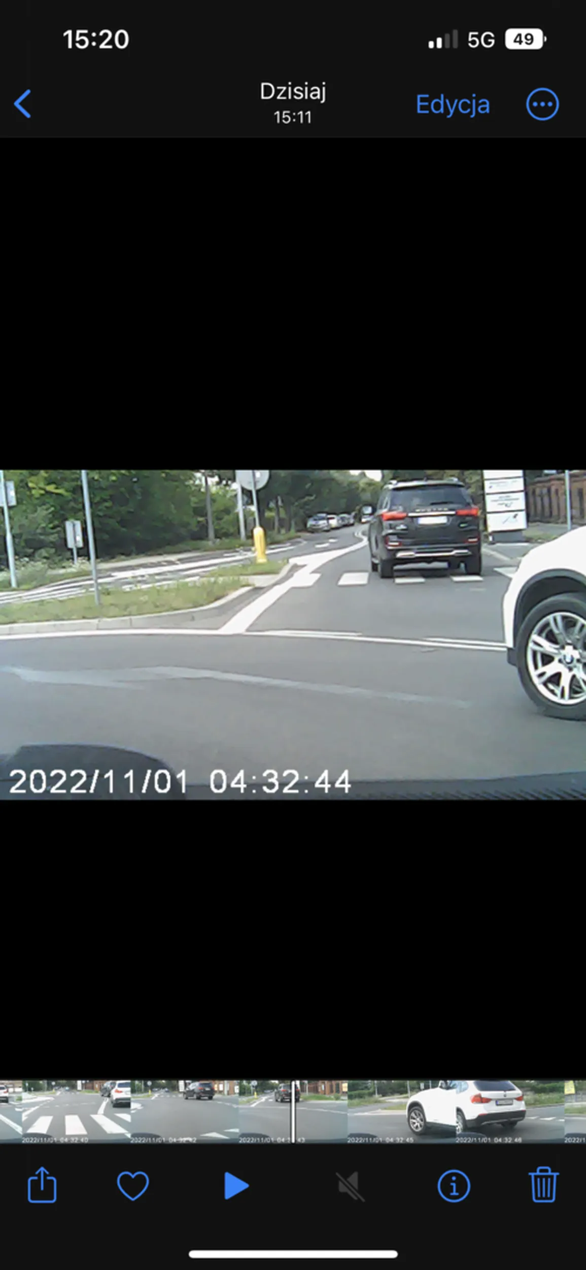 Wjebał się na rondzie czym mógł spowodować wypadek. Na szczęście kierowca szybko zareagował.